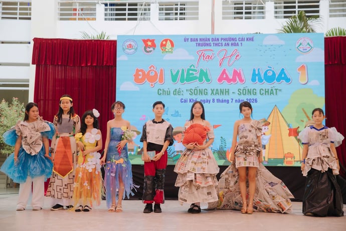 Những bộ trang phục độc đáo từ vật liệu tái chế được các bạn học sinh trình diễn tự tin tại hội thi Thiết kế thời trang “Mùa hè xanh”.