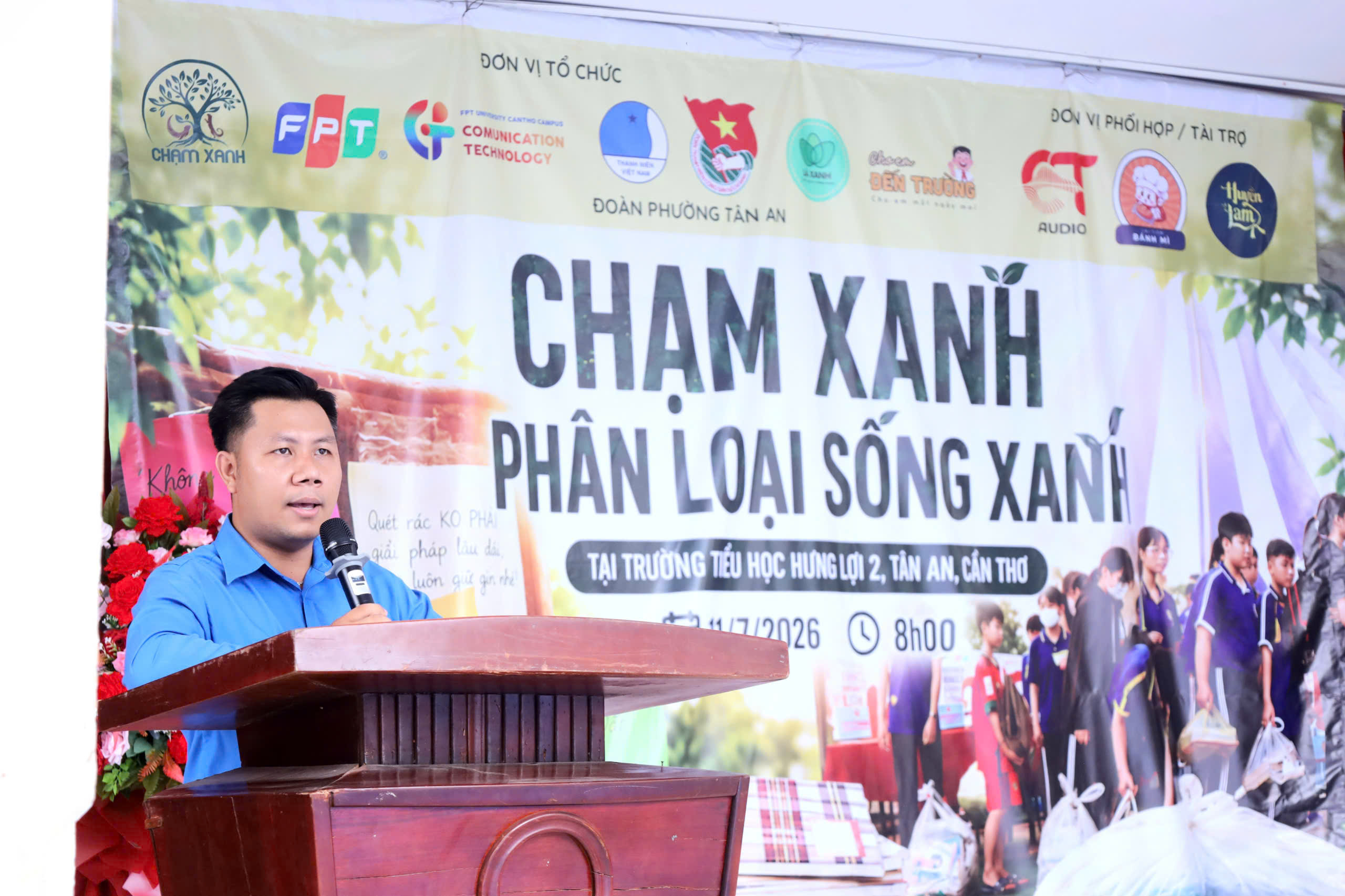 Anh Phan Quốc Việt - Phó Bí thư Đoàn TNCS Hồ Chí Minh phường Tân An phát biểu khai mạc chương trình,