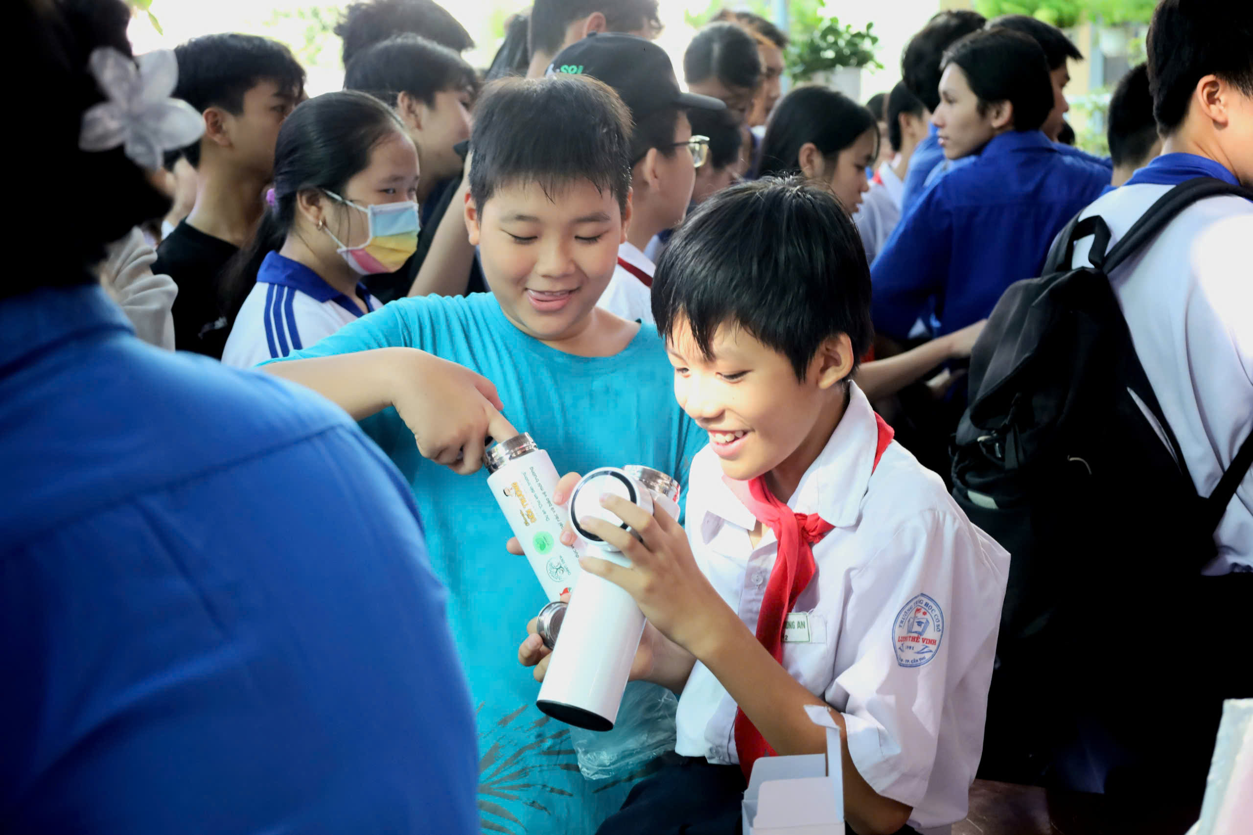 Các em học sinh thích thú tham gia chương trình.