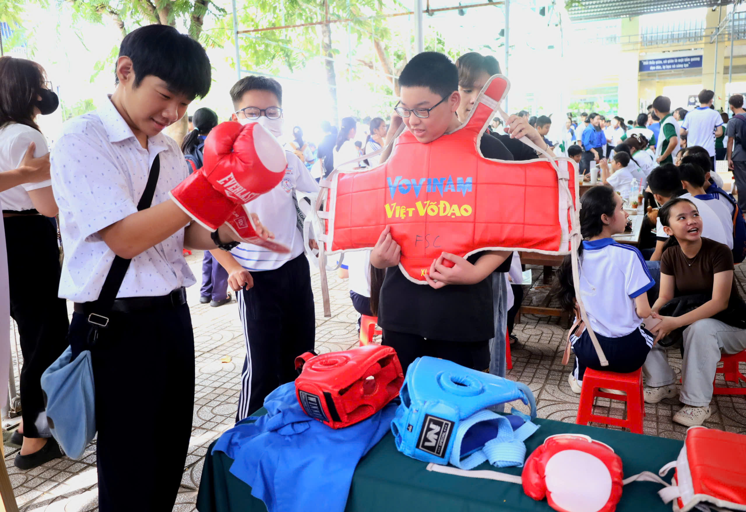Các em học sinh tìm hiểu về Vovinam - Việt Võ Đạo (sáng lập năm 1938 bởi cố võ sư Nguyễn Lộc) đã được Bộ Văn hóa, Thể thao và Du lịch chính thức đưa vào danh mục Di sản văn hóa phi vật thể quốc gia vào tháng 11 năm 2023.