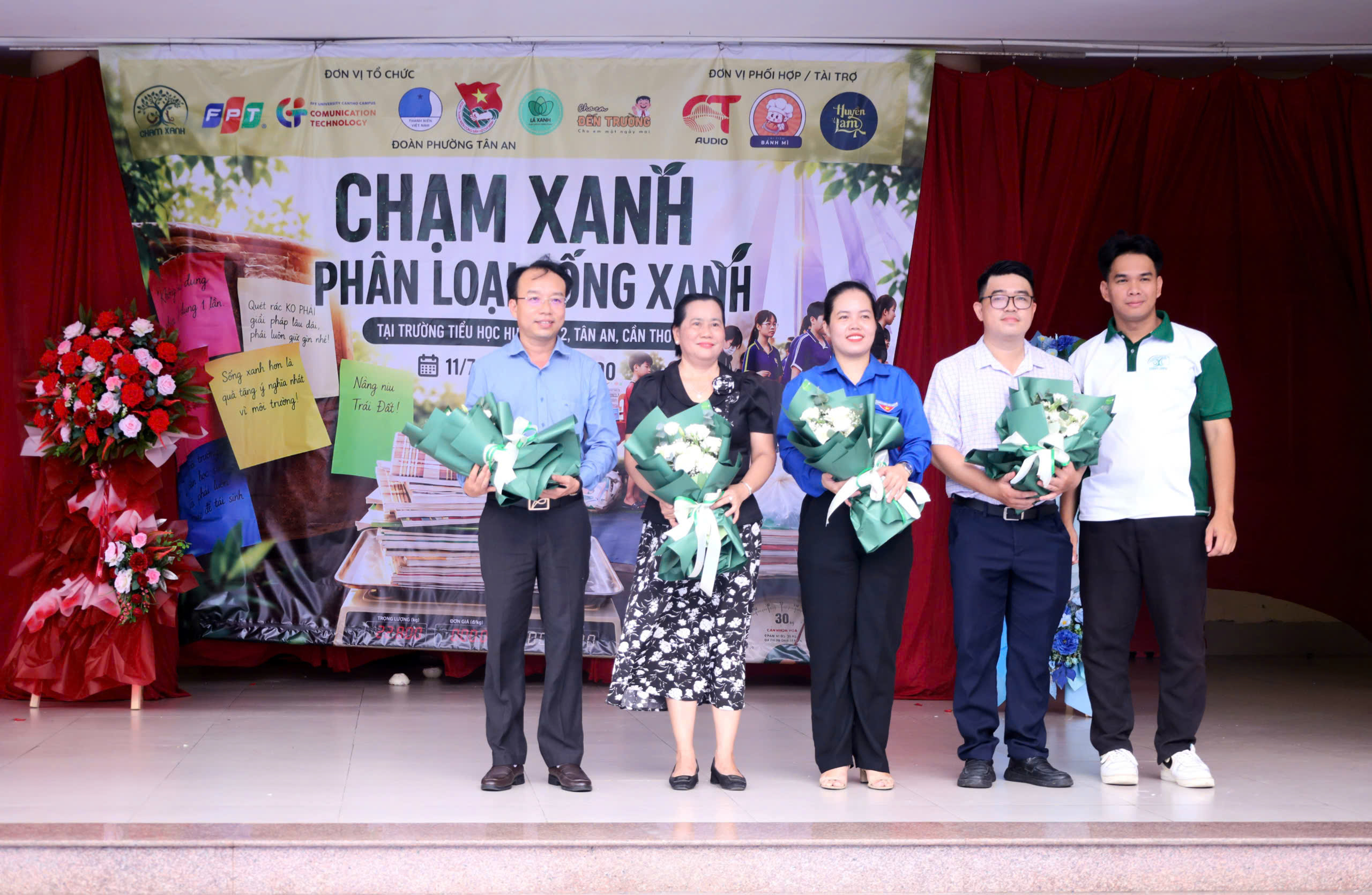 Đại diện Ban Tổ chức tặng hoa cám ơn các khách mời.