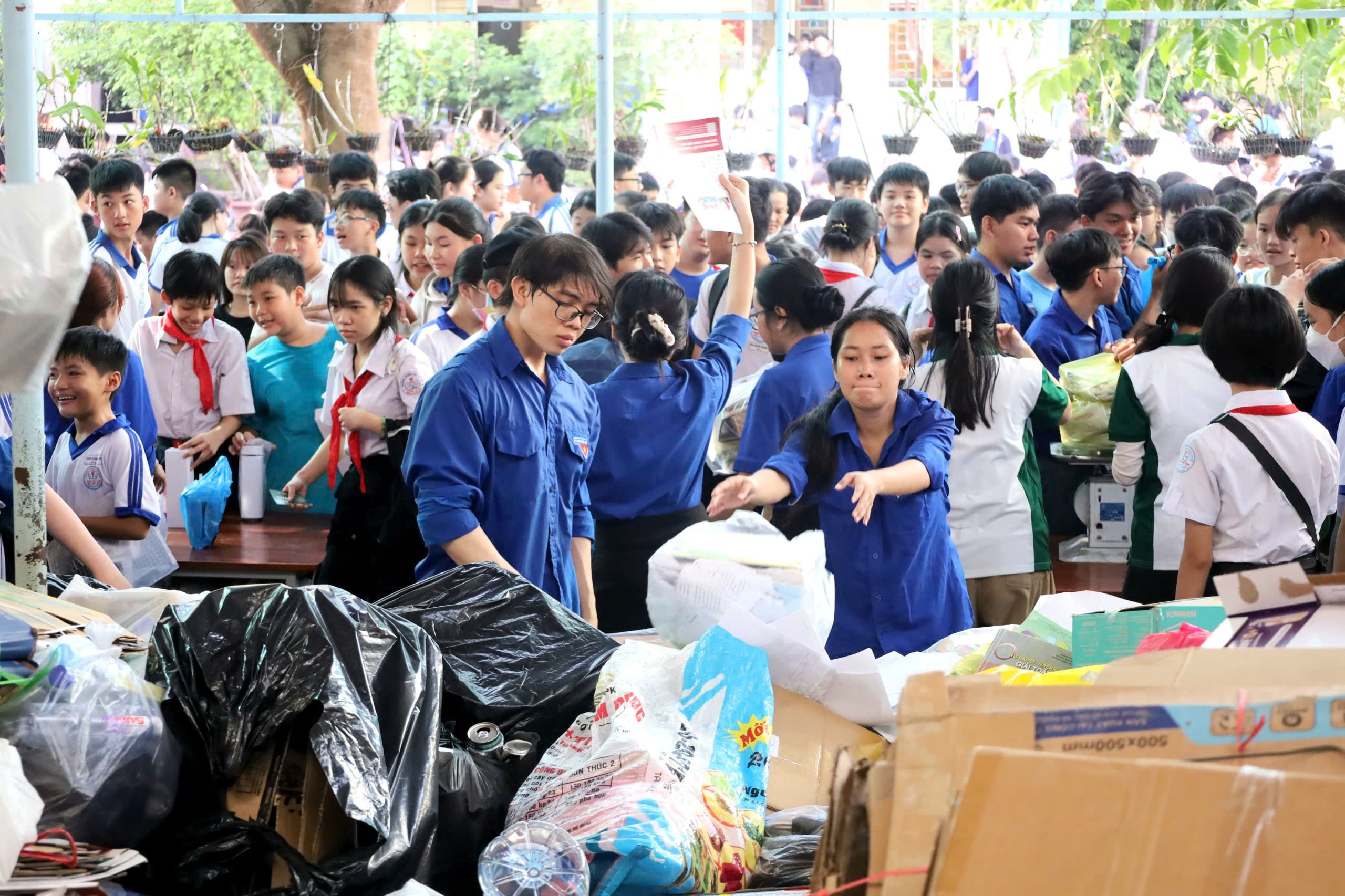 Phân loại rác, tái chế, giảm thiểu rác thải nhựa thông qua các hoạt động trải nghiệm thực tế.
