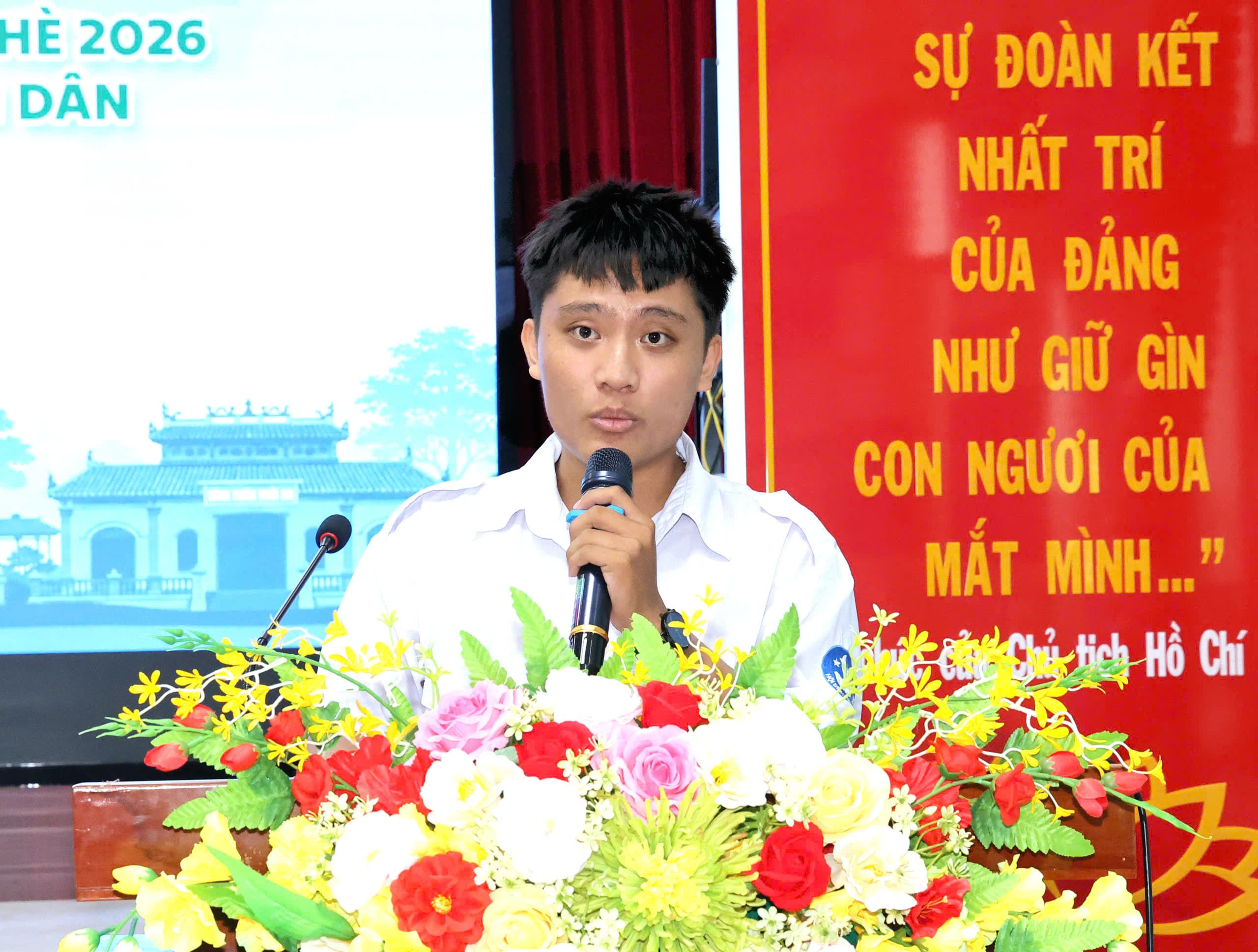 Anh Nguyễn Thế Phi - Chi hội trưởng Chi hội Sinh viên Cần Thơ 2, Chỉ huy trưởng Chiến dịch Thanh niên tình nguyện hè - Mùa hè xanh năm 2026 phát biểu tại buổi lễ.
