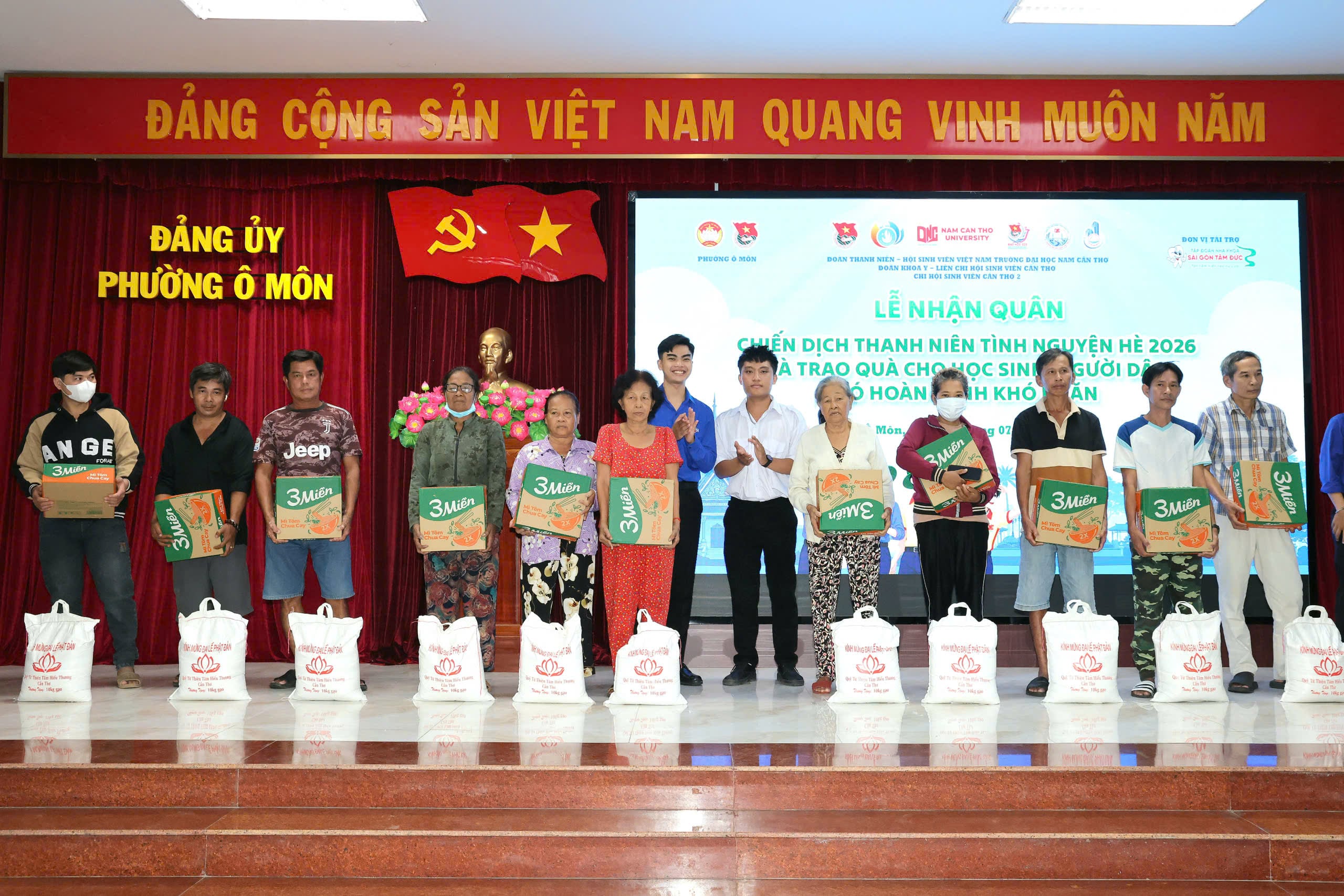 Anh Huỳnh Hoàng Thái - Phó Bí thư Đoàn Khoa Y, Trường Đai học Nam Cần Thơ và anh Nguyễn Thế Phi - Chỉ huy trưởng Chiến dịch Thanh niên tình nguyện hè trao quà cho các em học sinh.