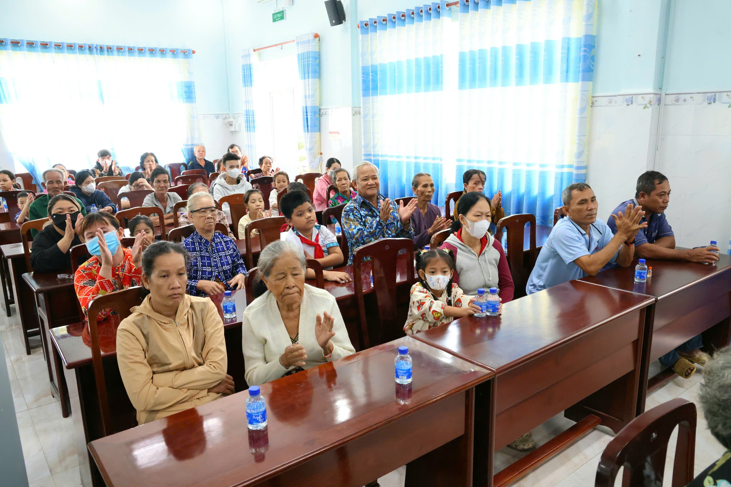 Người dân, học sinh tham dự chương trình.