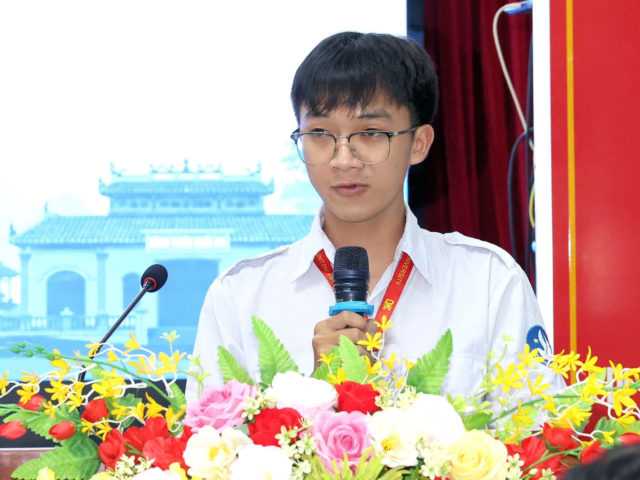 Anh Nguyễn Quốc Huy - Liên Chi phó Liên chi Hội Sinh viên Cần Thơ, Trường Đại học Nam Cần Thơ phát biểu tại buổi lễ.