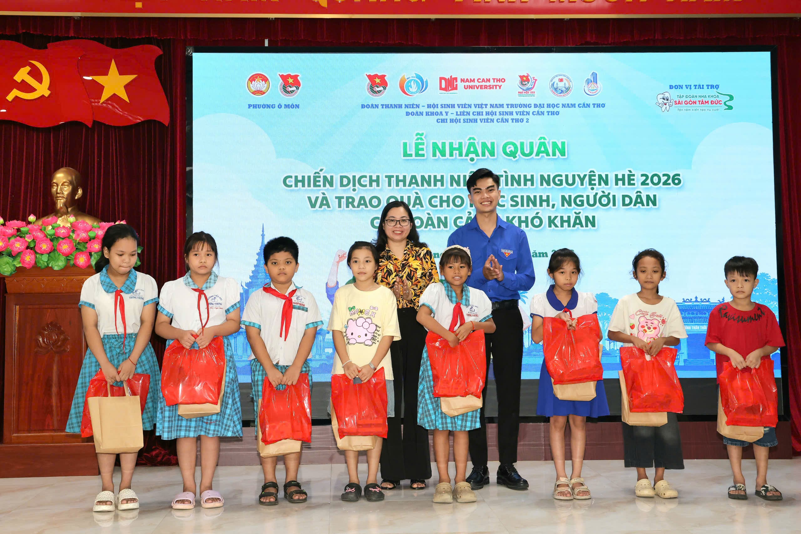 Bà Lê Thị Bích Hạnh - Ủy viên BTV Đảng ủy, Chủ tịch Ủy ban MTTQVN phường Ô Môn và anh Huỳnh Hoàng Thái - Phó Bí thư Đoàn Khoa Y, Trường Đai học Nam Cần Thơ trao quà cho các em học sinh.