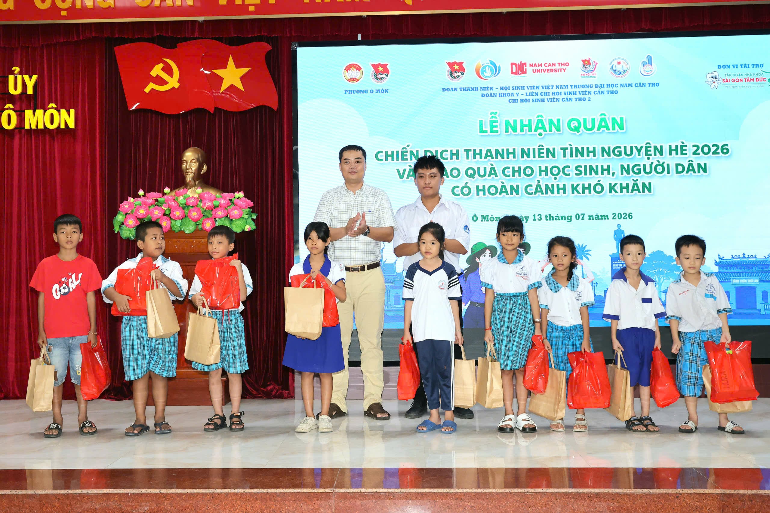 Ông Lê Minh Hải Hậu - Phó Bí thư Đảng ủy, Chủ tịch UBND phường Ô Môn và anh Nguyễn Thế Phi - Chi hội trưởng Chi hội Sinh viên Cần Thơ 2, Chỉ huy trưởng Chiến dịch Thanh niên tình nguyện hè tặng quà cho các em học sinh.