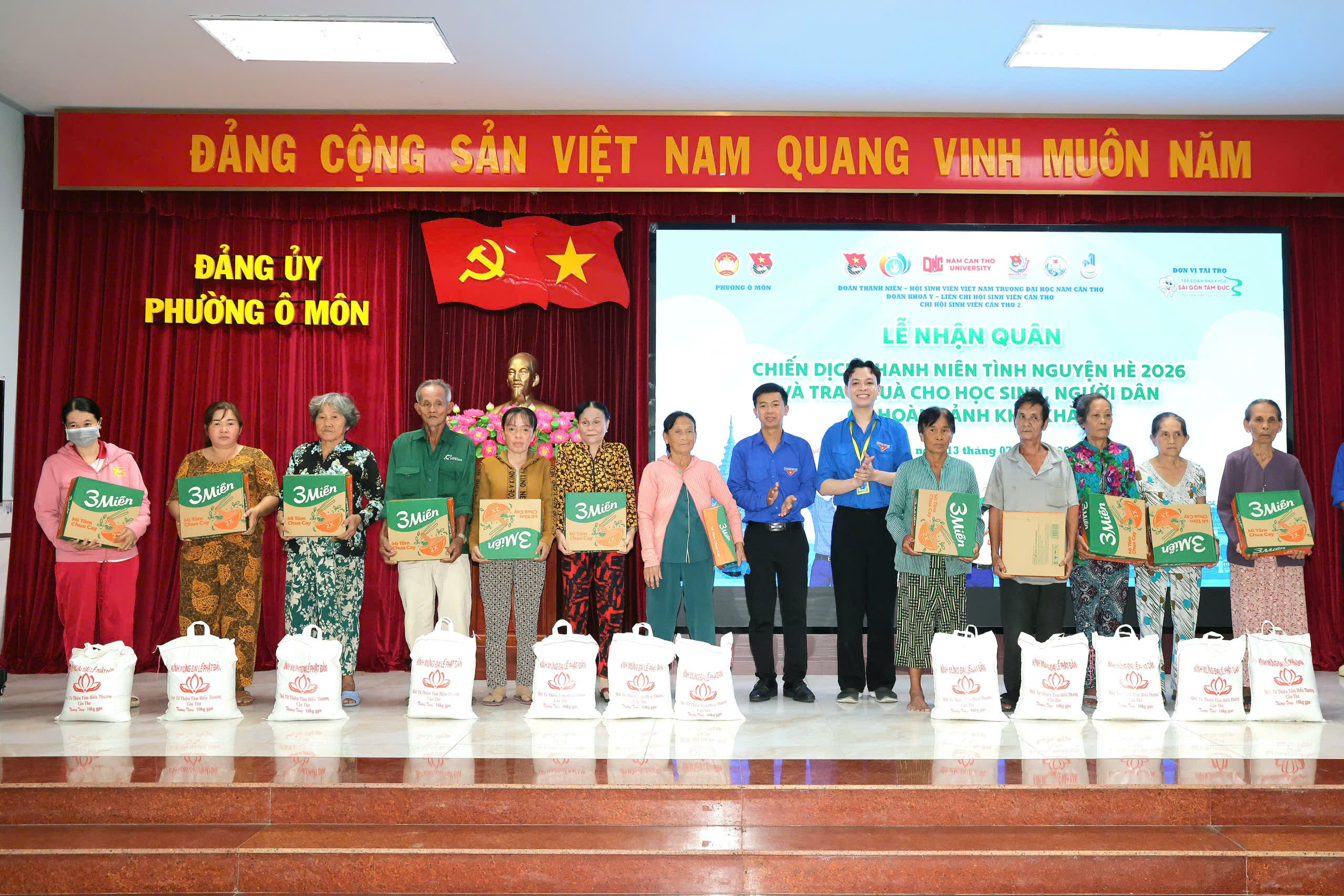 Anh Lê Trần Hoàng Thiên - Phó Chủ tịch Ủy ban MTTQ Việt Nam phường, Bí thư Đoàn phường Ô Môn và anh Nguyễn Trọng Phú - Chỉ huy phó, Ủy viên BCH Đoàn Khoa Y, Trường Đai học Nam Cần Thơ trao quà cho các em học sinh.