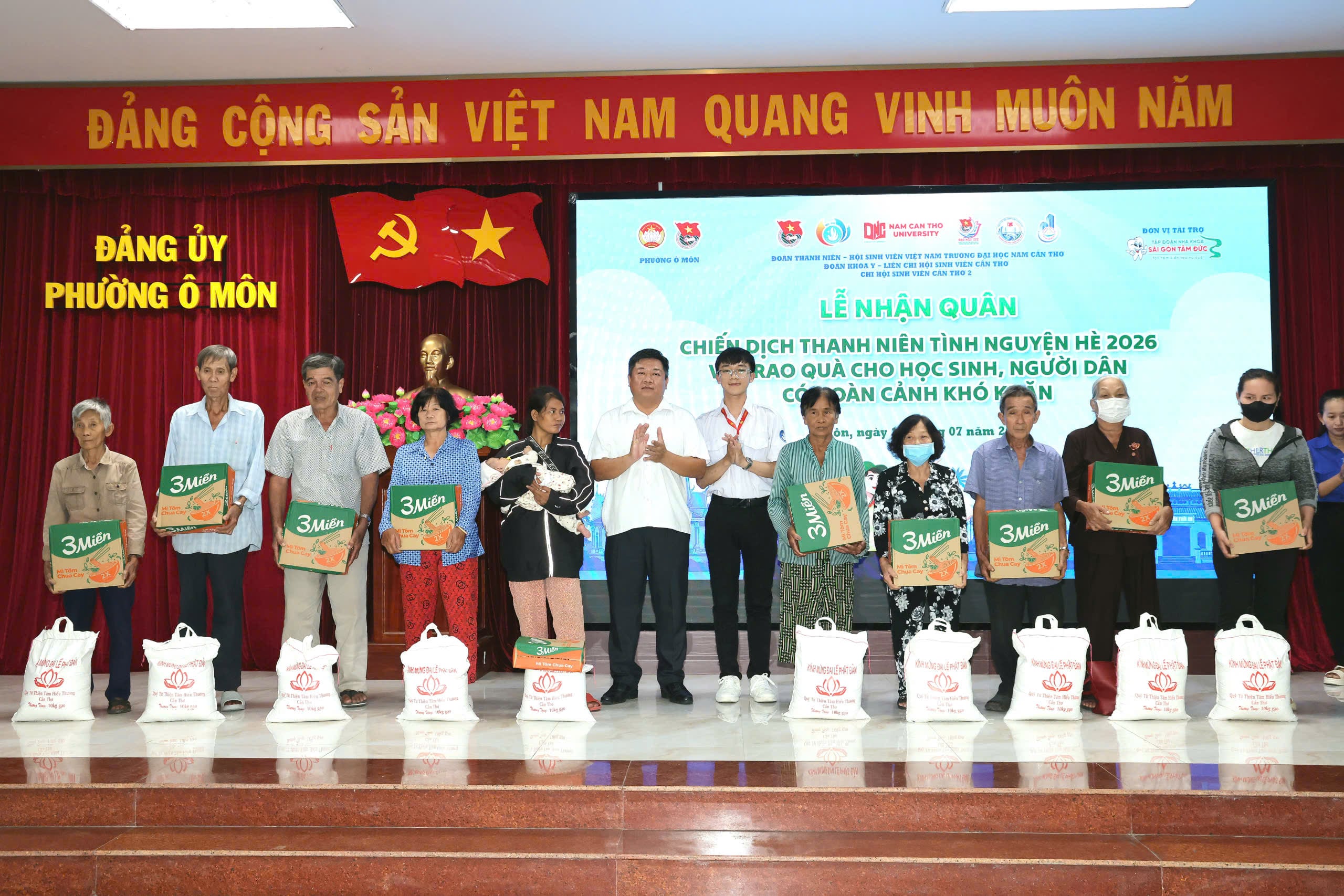 Ông Nguyễn Minh Quang - Đảng ủy viên, Trưởng phòng Văn hóa - Xã hội phường Ô Môn và anh Nguyễn Quốc Huy - Liên Chi phó Liên chi Hội Sinh viên Cần Thơ, Trường Đại học Nam Cần Thơ trao quà cho các em học sinh.