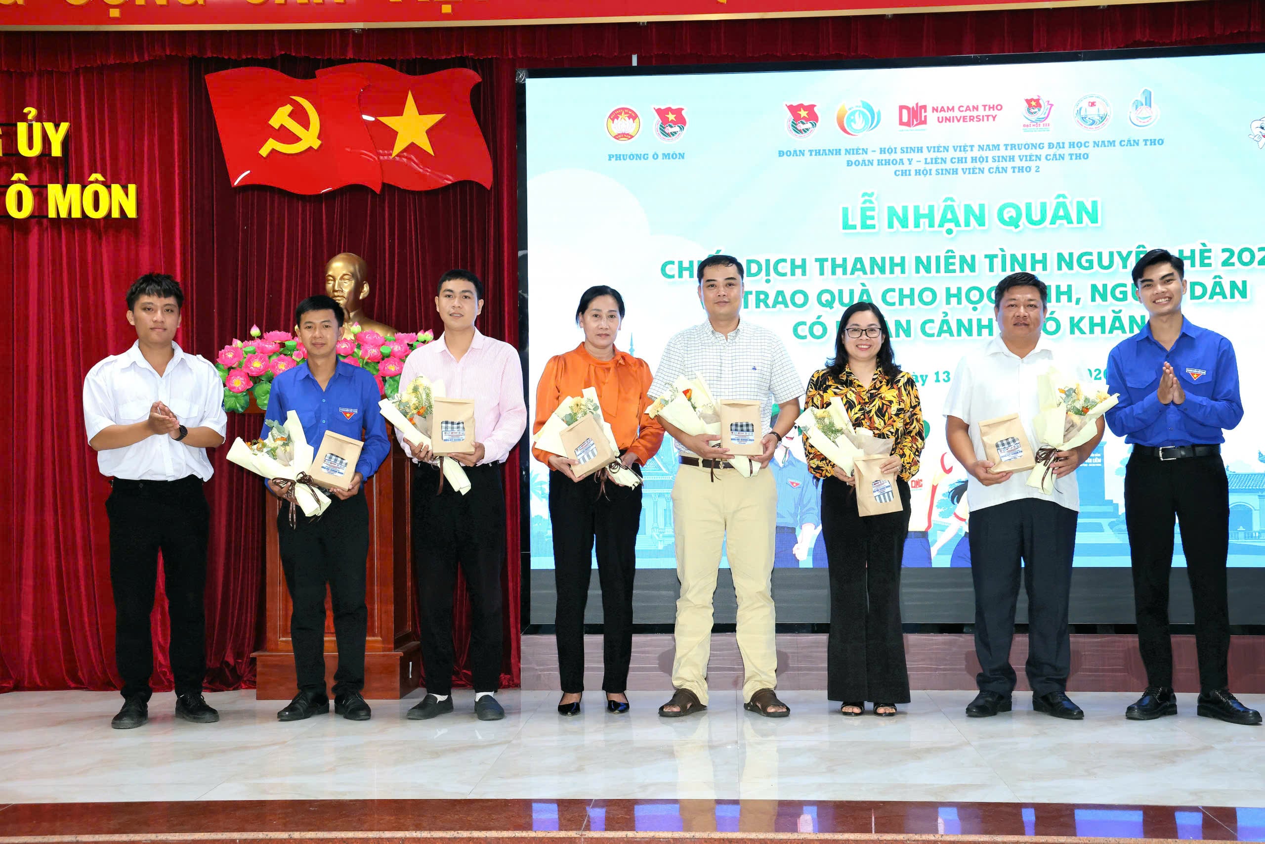Đại diện Ban chỉ huy Chiến dịch Thanh niên tình nguyện hè - Mùa hè xanh năm 2026 trao tặng hoa cám ơn các đại biểu, đơn vị đồng hành.
