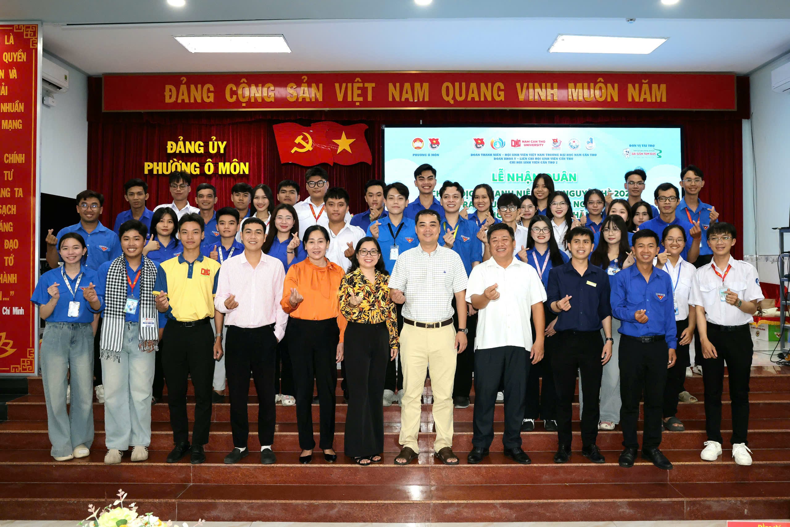 Các đại biểu, sinh viên, đoàn viên thanh niên chụp hình lưu niệm tại chương trình.