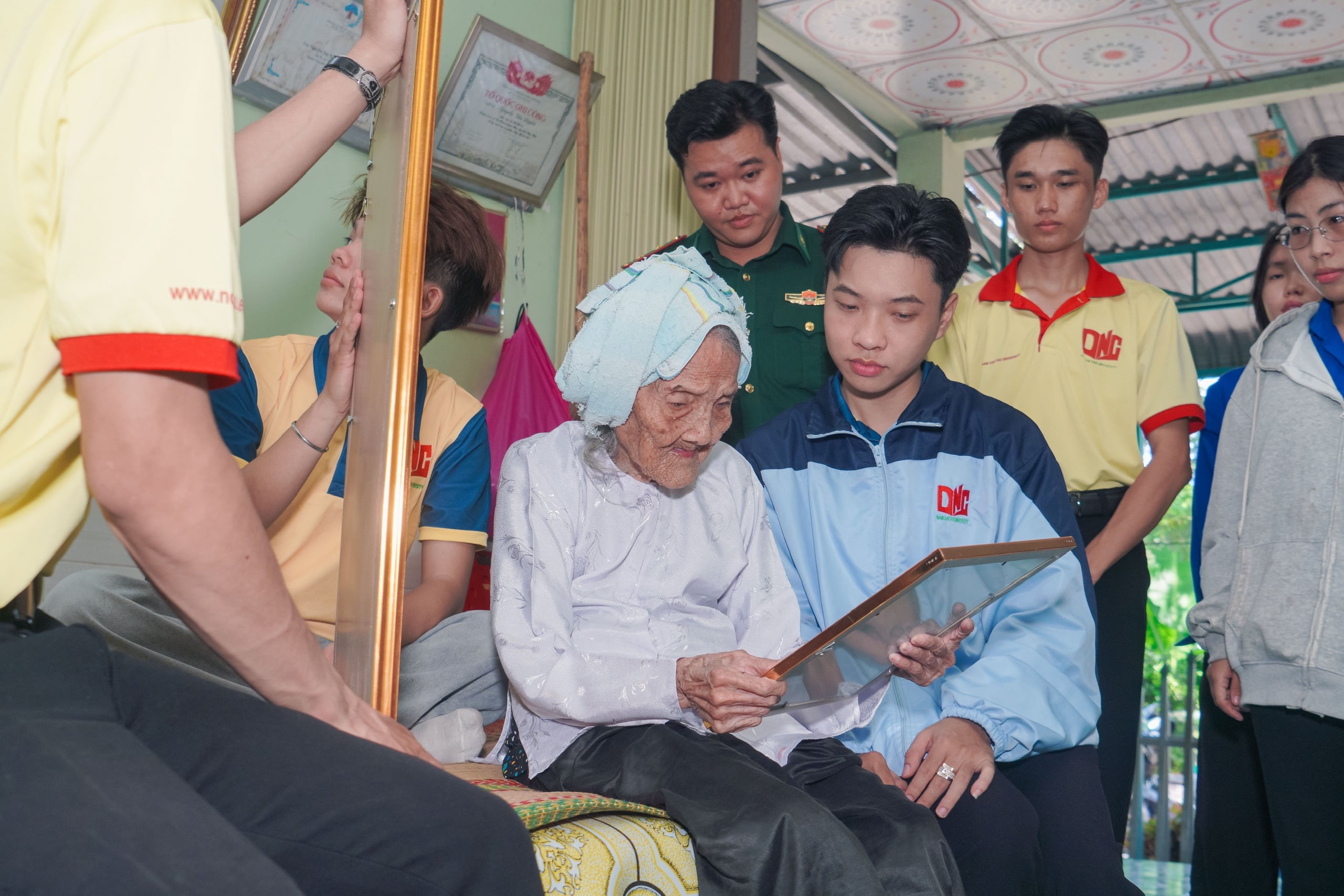 Các tình nguyện viên đã dành nhiều tâm huyết thực hiện công trình phục dựng ảnh chân dung Mẹ Việt Nam Anh hùng, liệt sĩ và người có công để trao tặng các gia đình chính sách nhân kỷ niệm Ngày Thương binh - Liệt sĩ 27/7.