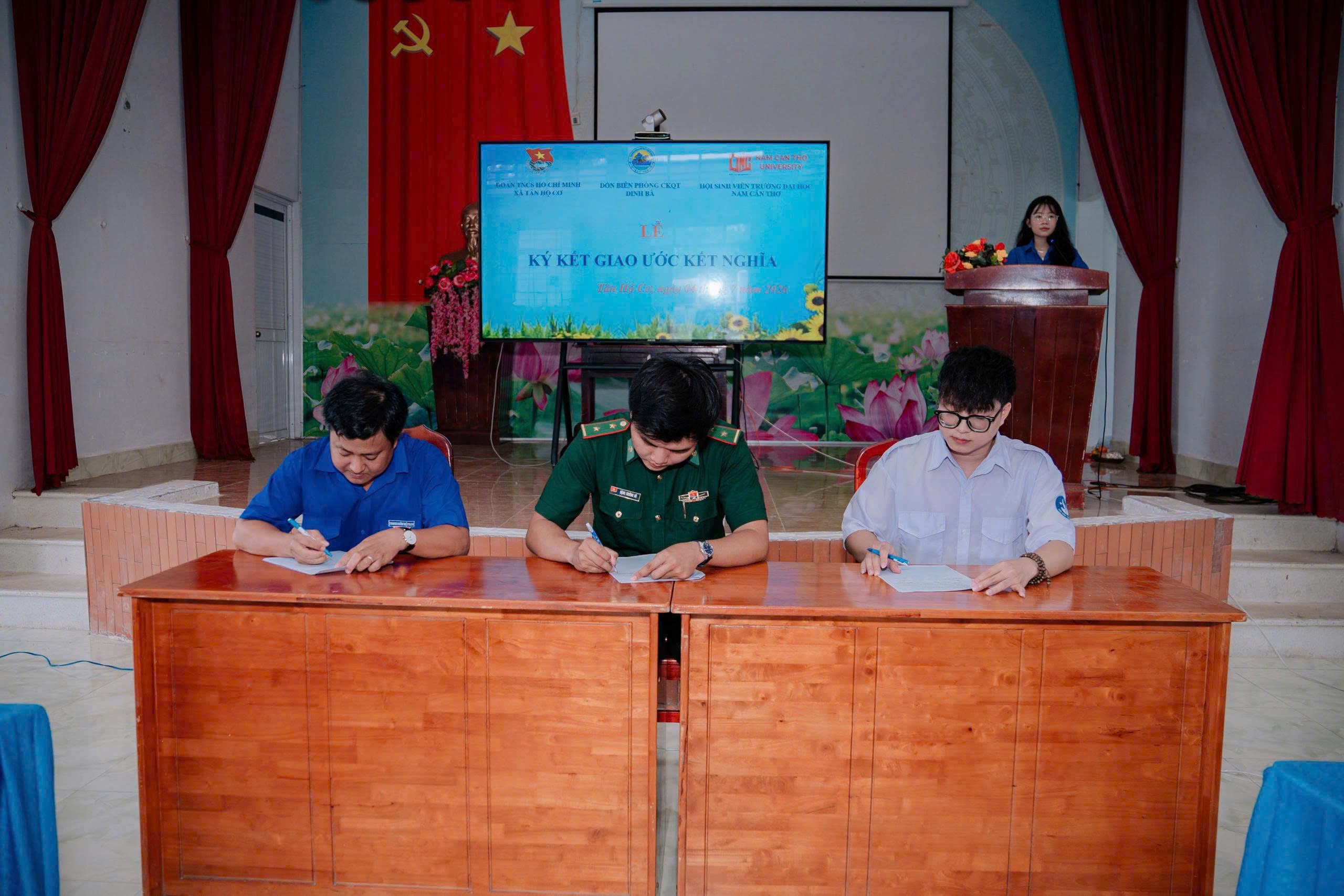 Ký kết nghĩa với Đoàn Xã Tân Hộ Cơ và Đồn Biên phòng Cửa khẩu quốc tế Dinh Bà.