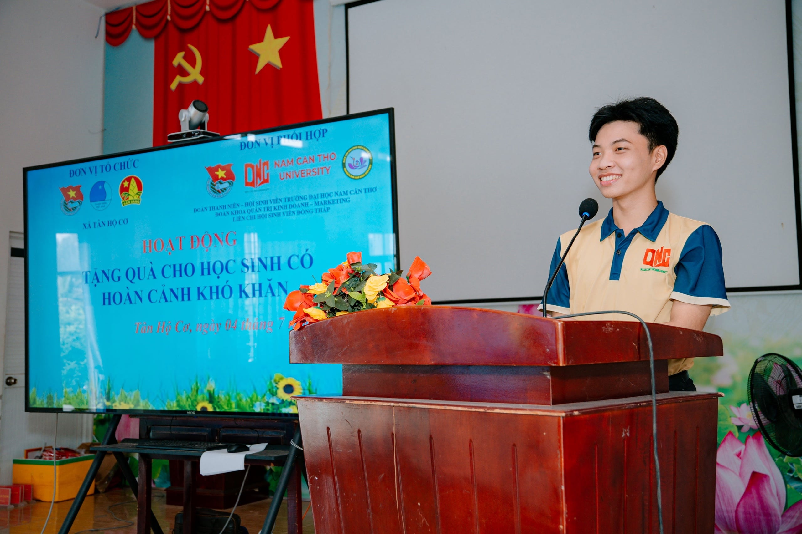 Hoạt động tặng quà cho học sinh Tiểu học có hoàn cảnh khó khăn.