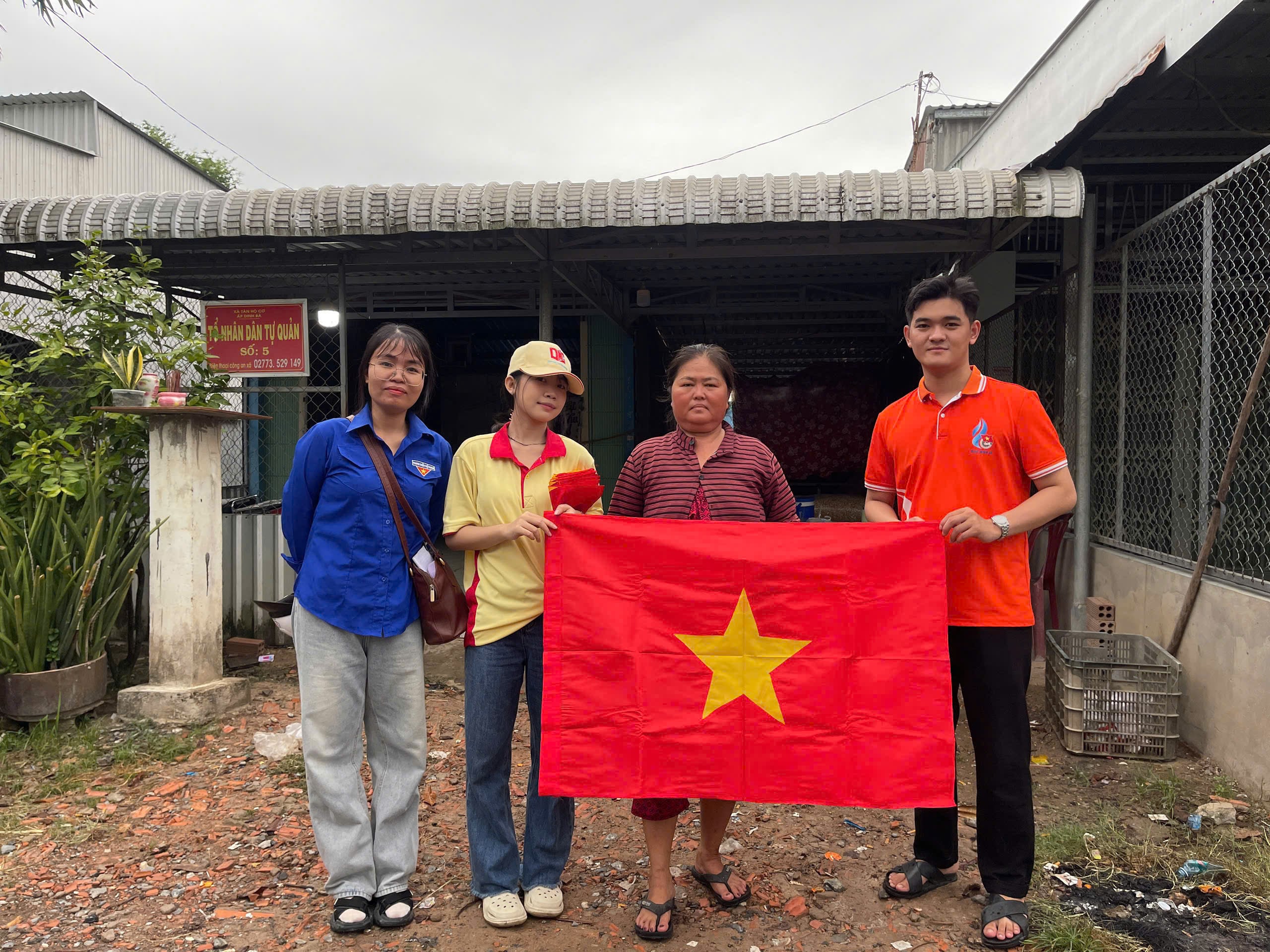 Thực hiện hoạt động tặng cờ Tổ quốc.