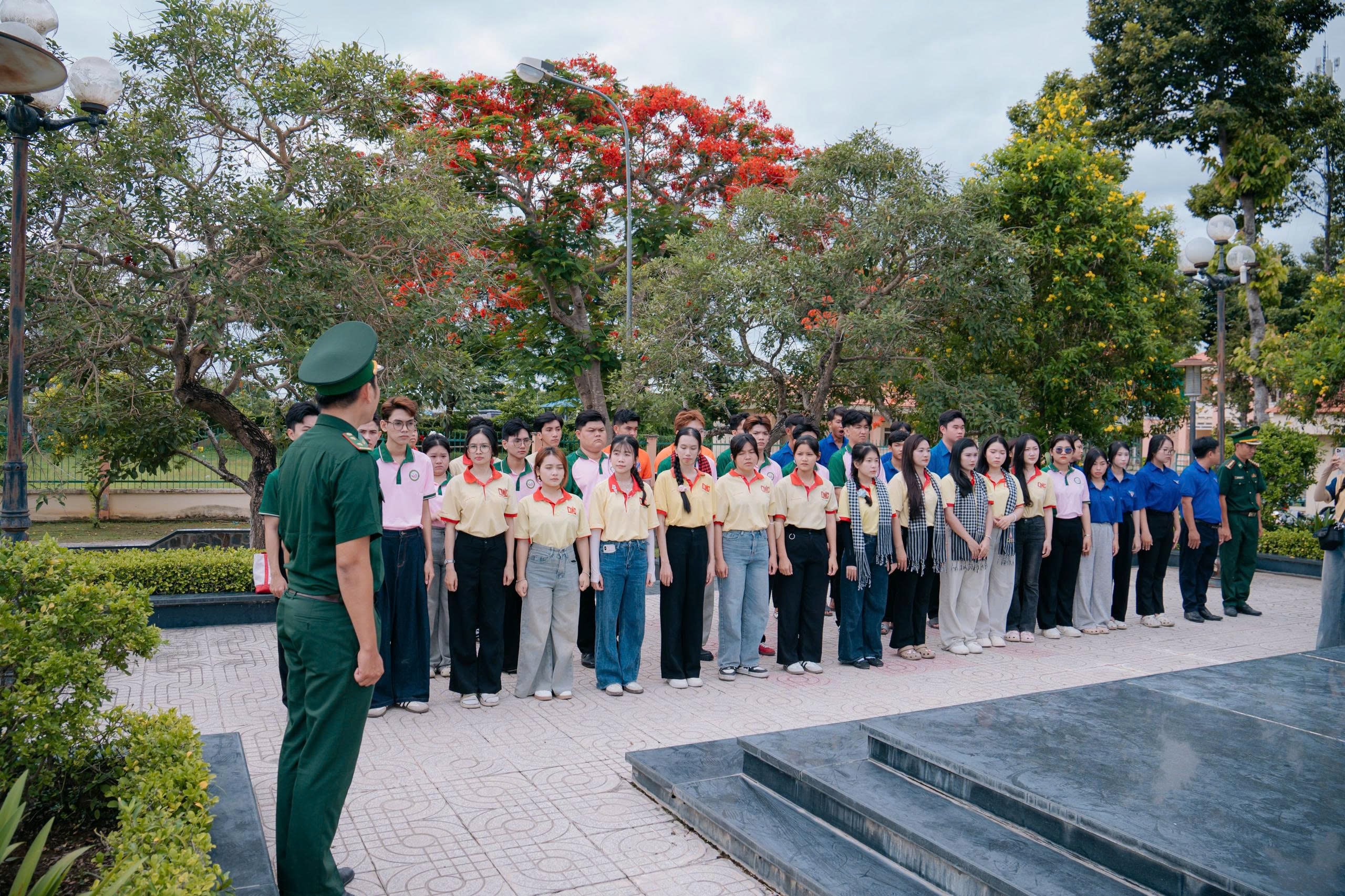 Các bạn sinh viên, đoàn viên thanh niên thăm và nghe tuyền truyền về biên giới, cột mốc biên giới.