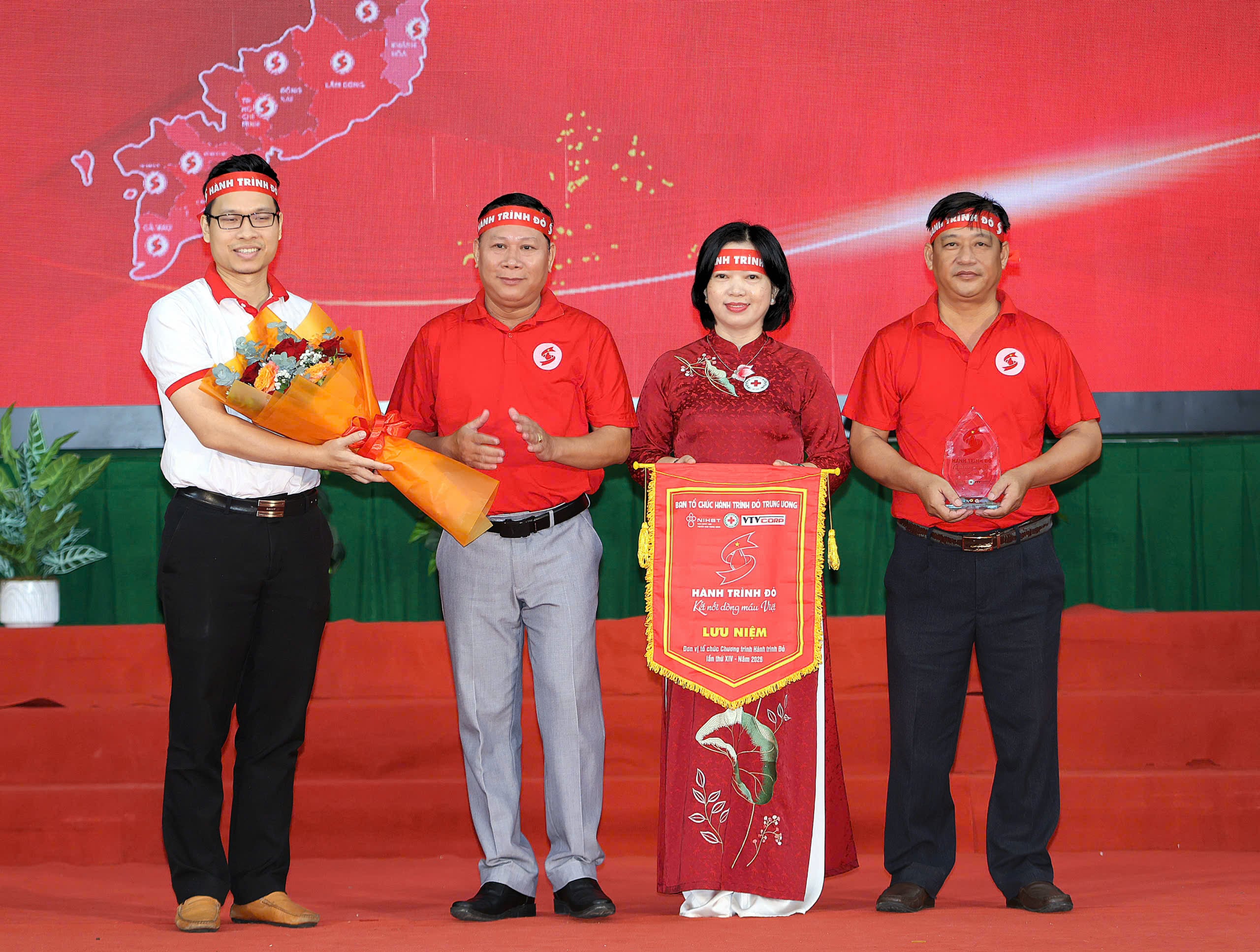 Ông Nguyễn Bá Khanh - Phó Giám đốc Trung tâm Máu Quốc gia, thành viên Ban Tổ chức Hành trình Đỏ Trung ương trao biểu trưng và cờ Hành trình đỏ “Kết nối dòng máu Việt”.