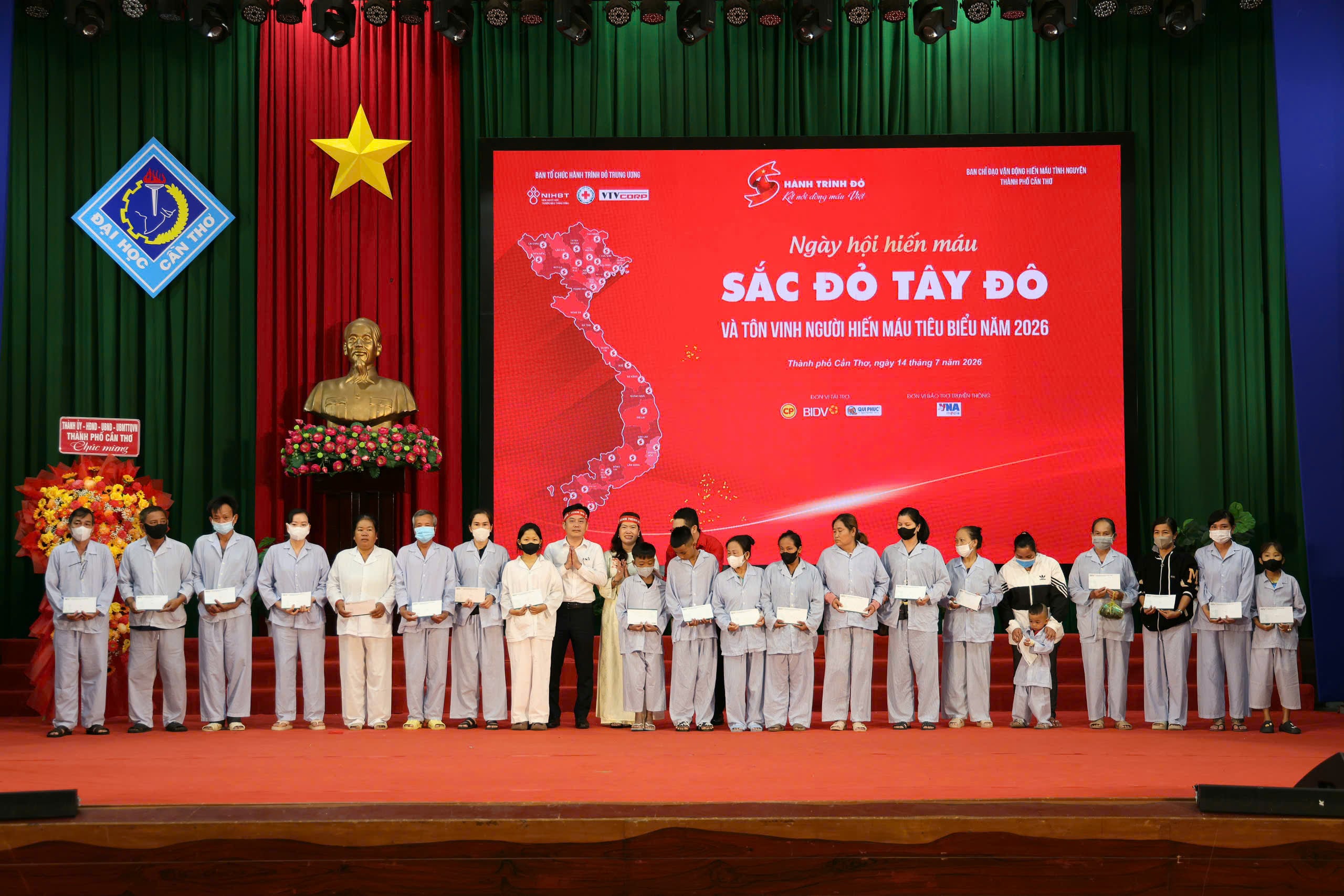 Ngân hàng BIDV chi nhánh Cần Thơ trao tặng quà cho các bệnh nhân đang điều trị bệnh về máu có hoàn cảnh khó khăn.