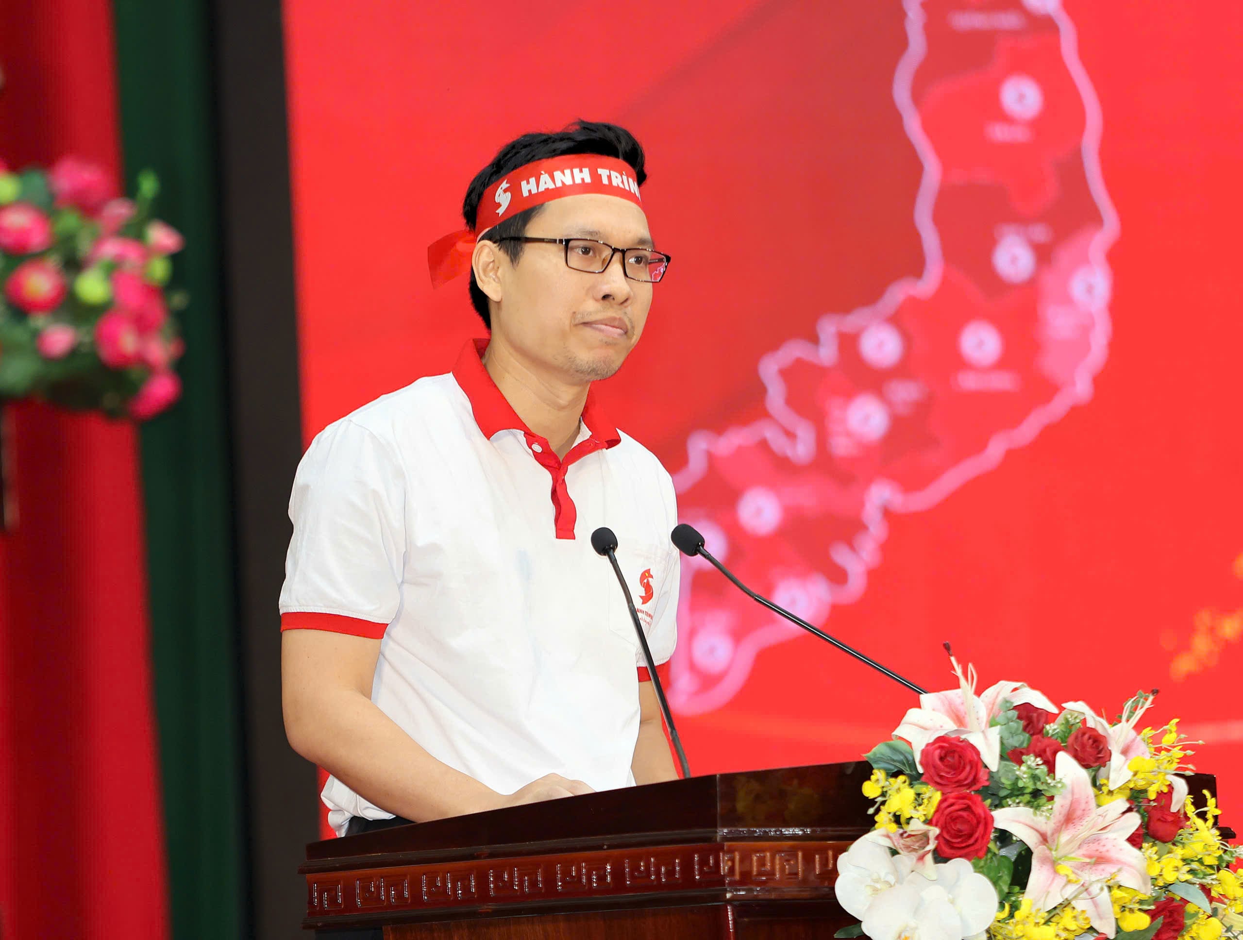 Ông Nguyễn Bá Khanh - Phó Giám đốc Trung tâm Máu quốc gia, Viện Huyết học - Truyền máu Trung ương, thành viên Ban Tổ chức Hành trình Đỏ Trung ương phát biểu tại lễ khai mạc.
