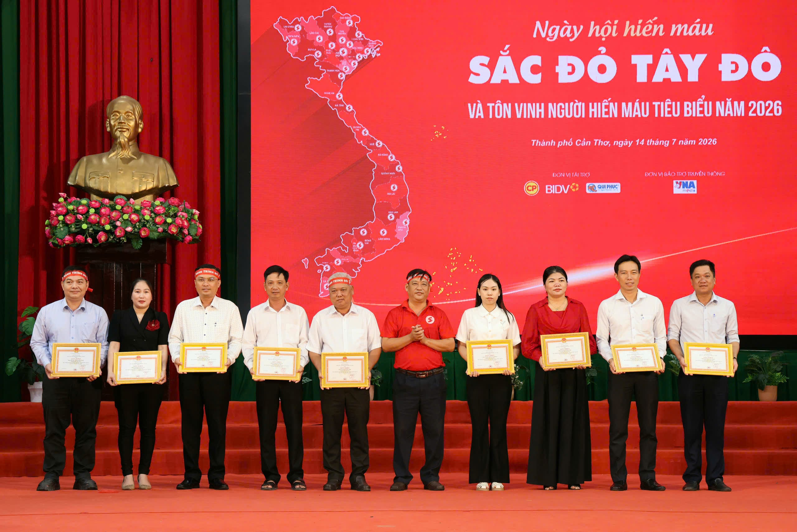 Ông Đỗ Hoàng Sơn - Phó chủ tịch Hội Chữ thập đỏ TP. Cần Thơ trao Giấy khen của Hội CTĐ thành phố cho các tập thể.