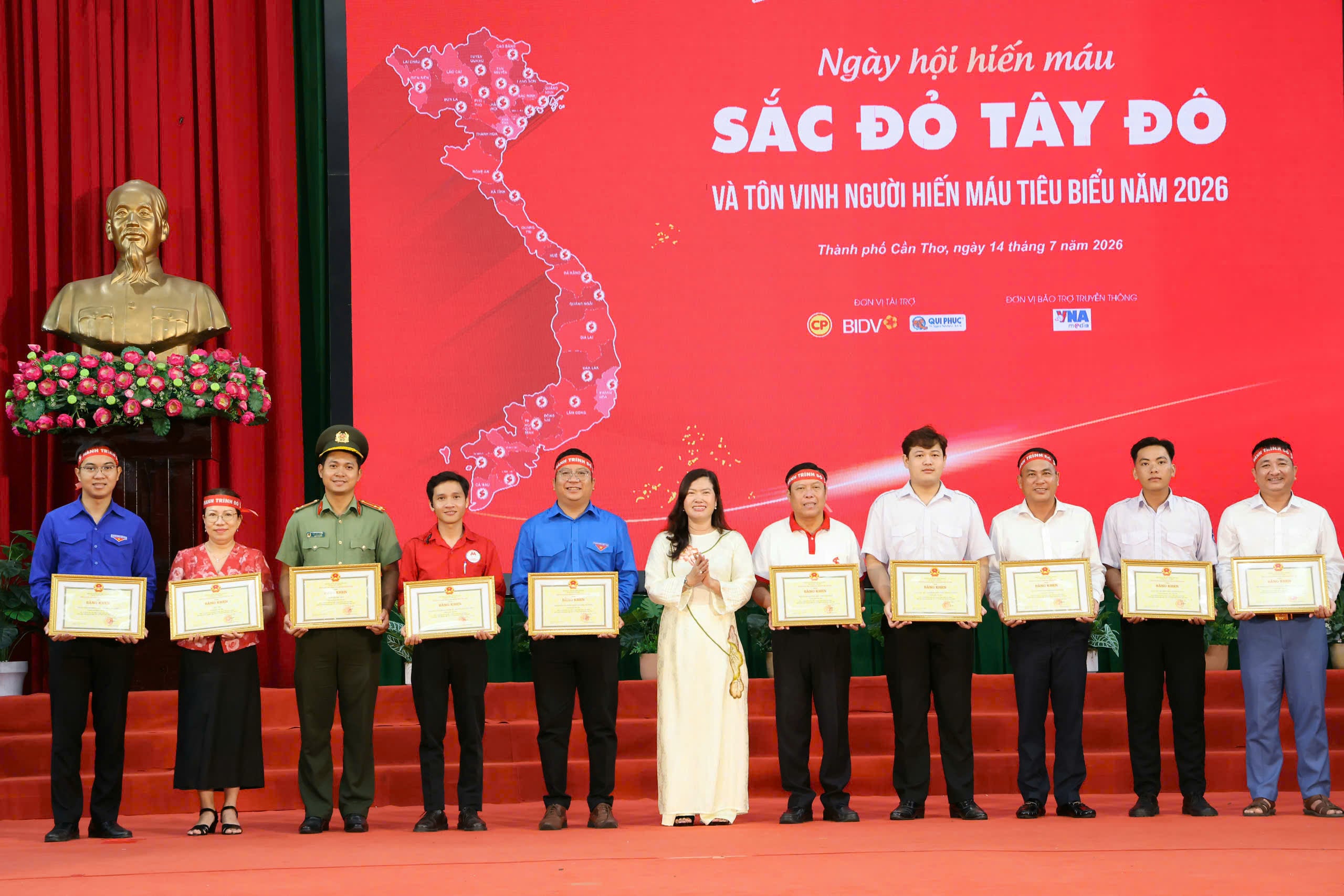 Bà Nguyễn Thị Ngọc Điệp - Thành ủy viên, Phó Chủ tịch UBND TP. Cần Thơ trao Bằng khen của Chủ tịch UBND TP cho các tập thể.