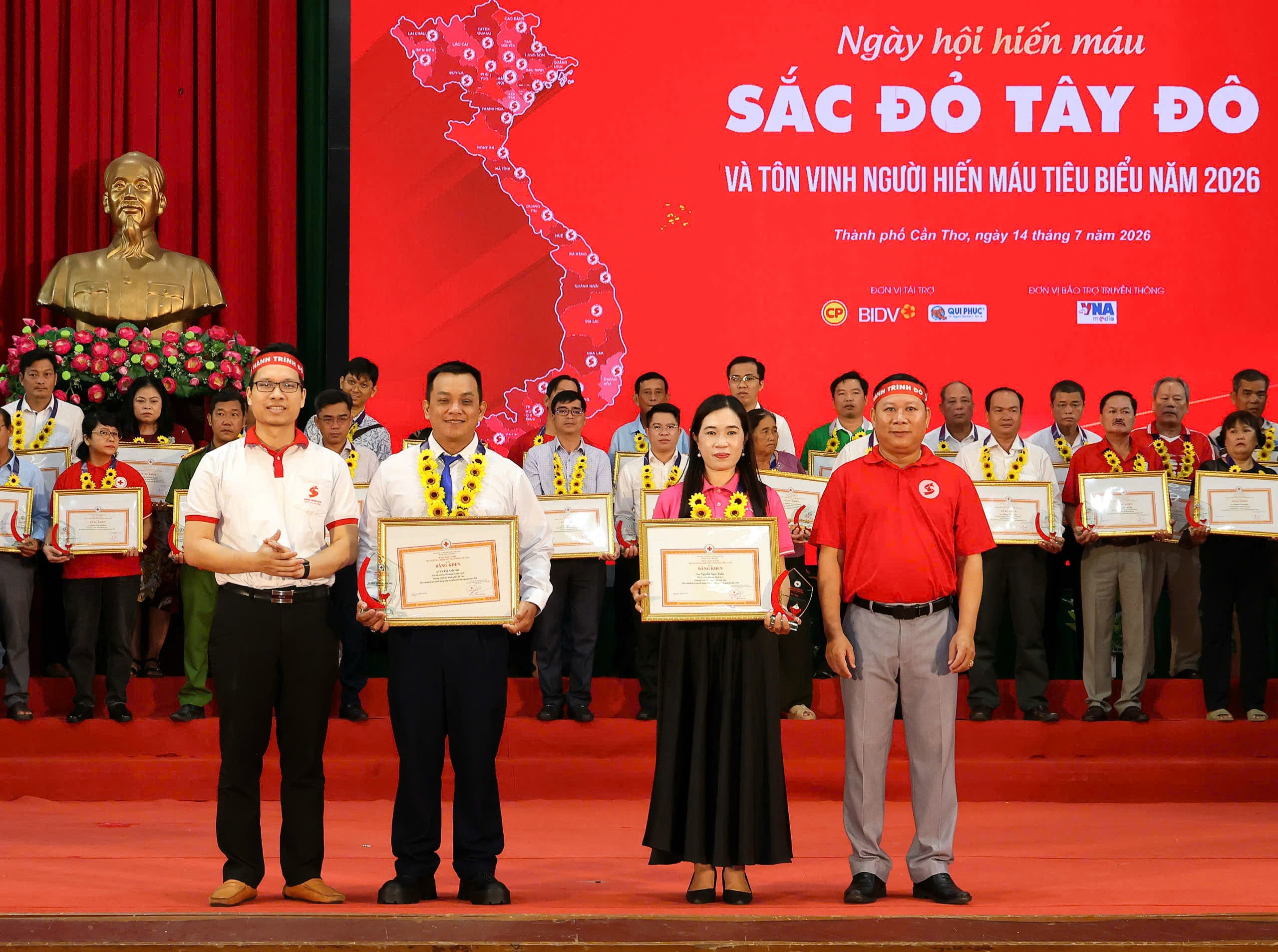 Ông Nguyễn Bá Khanh - Phó Giám đốc Trung tâm Máu quốc gia, Viện Huyết học - Truyền máu Trung ương, thành viên Ban Tổ chức Hành trình Đỏ Trung ương và ông Lê Nguyễn Sinh Nhựt - Phó Chủ tịch Ủy ban MTTQVN TP, Chủ tịch Hội Chữ thập đỏ TP. Cần Thơ trao Bằng khen Trung ương Hội CTĐ Việt Nam cho các cá nhân.