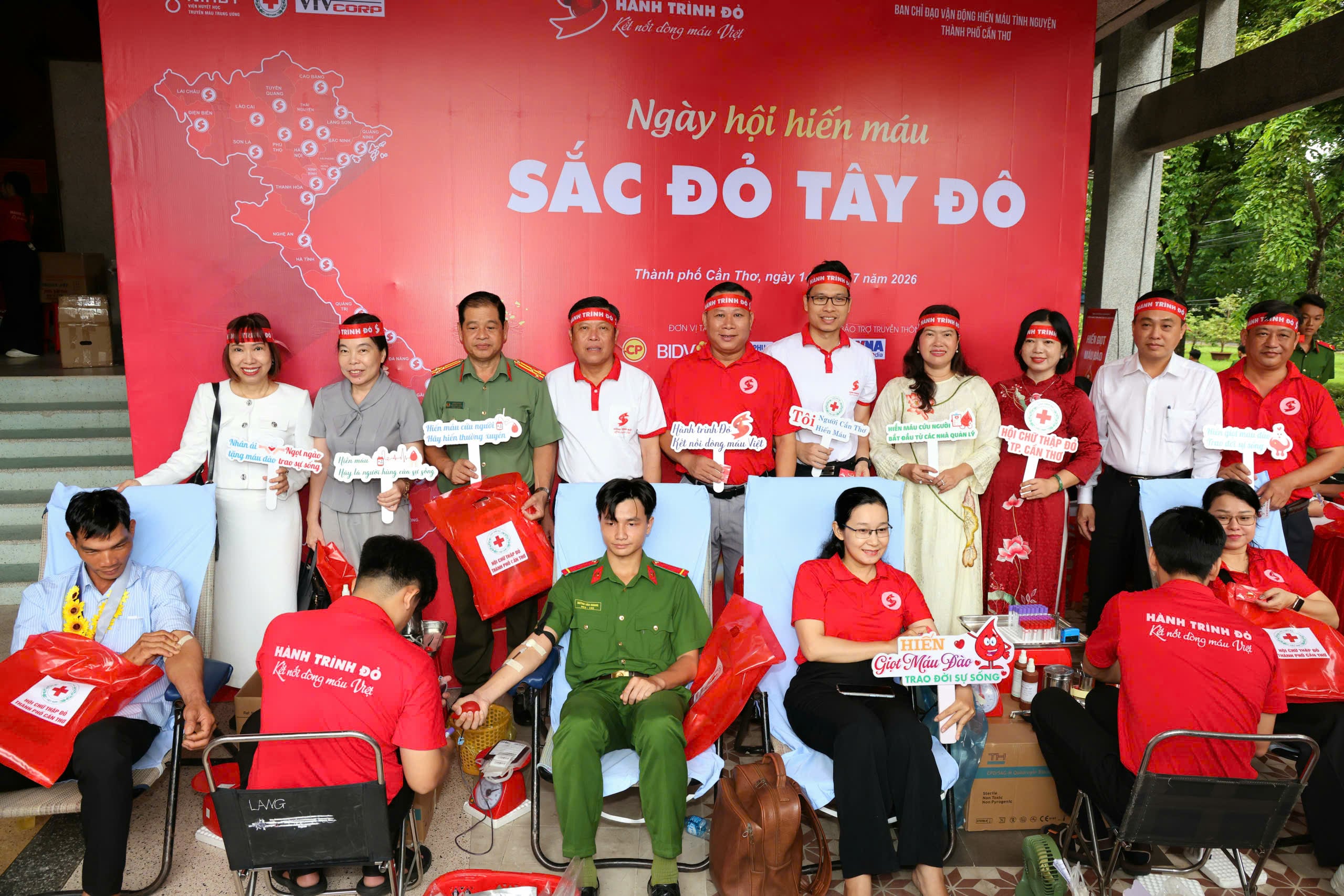 Các đại biểu động viên tình nguyện viên tham gia hiến máu tình nguyện.
