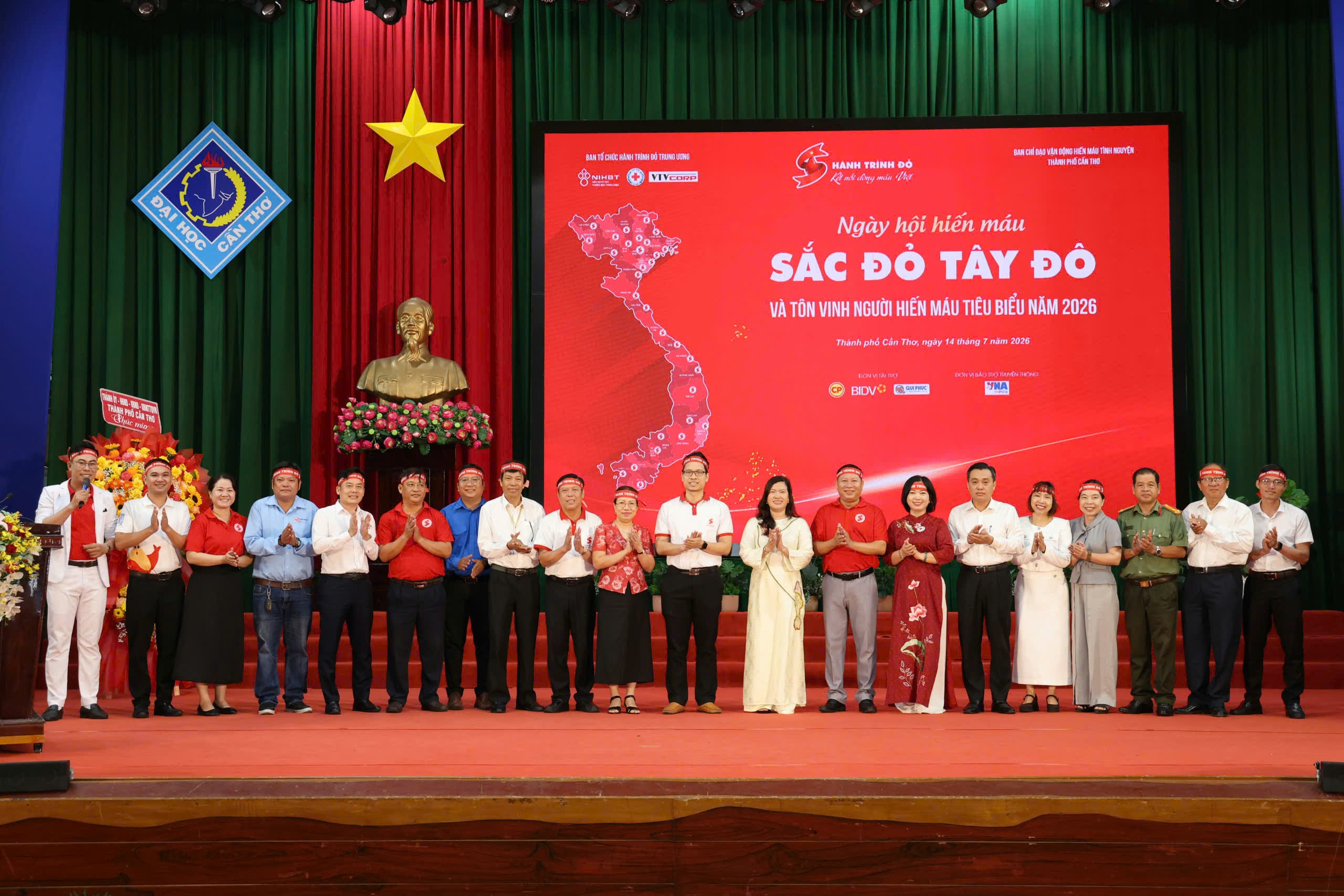 Các đại biểu chụp hinh lưu niệm tại chương trình.
