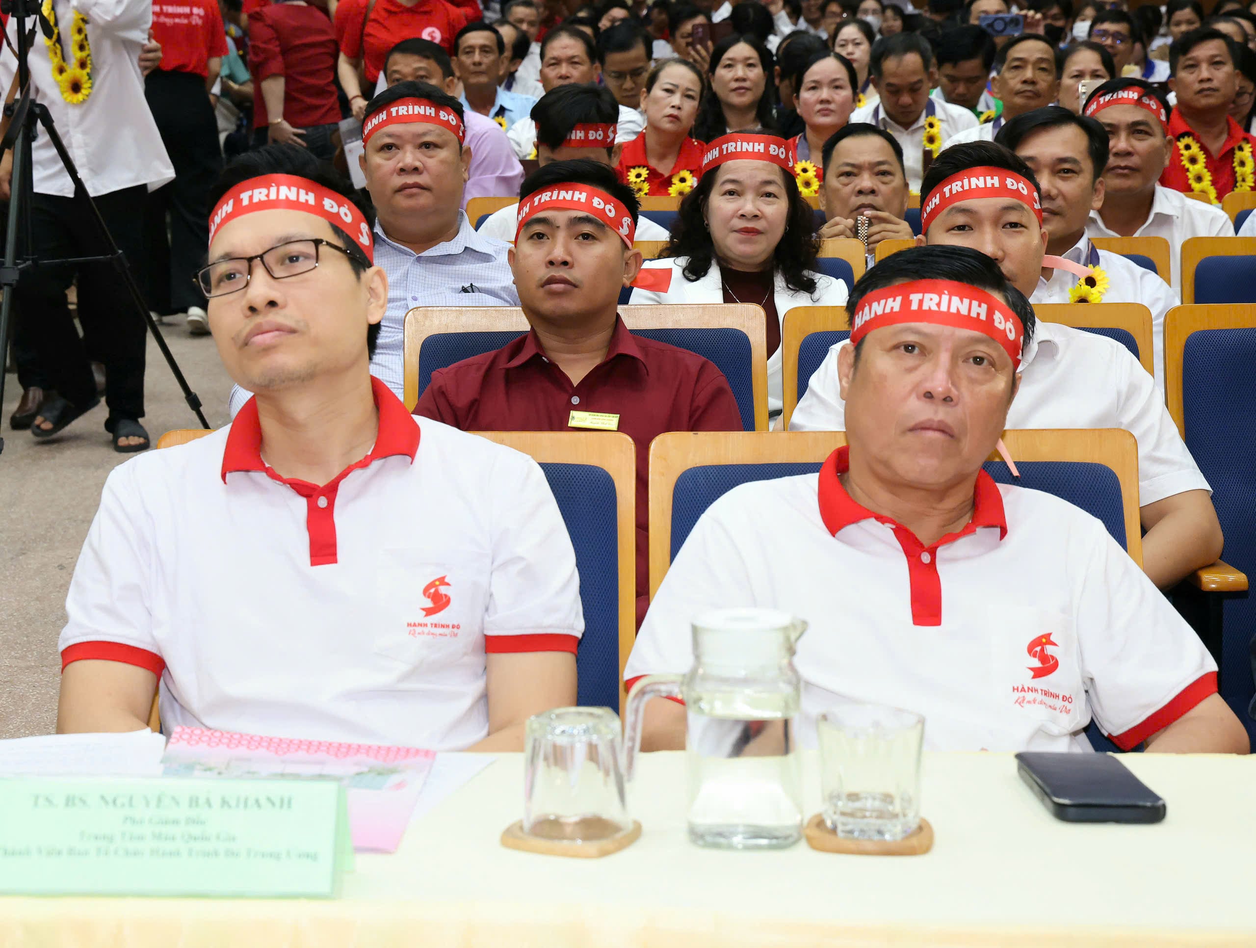 Ông Nguyễn Bá Khanh (bên trái) - Phó Giám đốc Trung tâm Máu quốc gia, Viện Huyết học – Truyền máu TW, thành viên Ban tổ chức Hành trình Đỏ TW và BSCKII. Huỳnh Minh Phú - Giám đốc Bệnh viện Huyết học - Truyền máu TP. Cần Thơ tham dự chương trình.