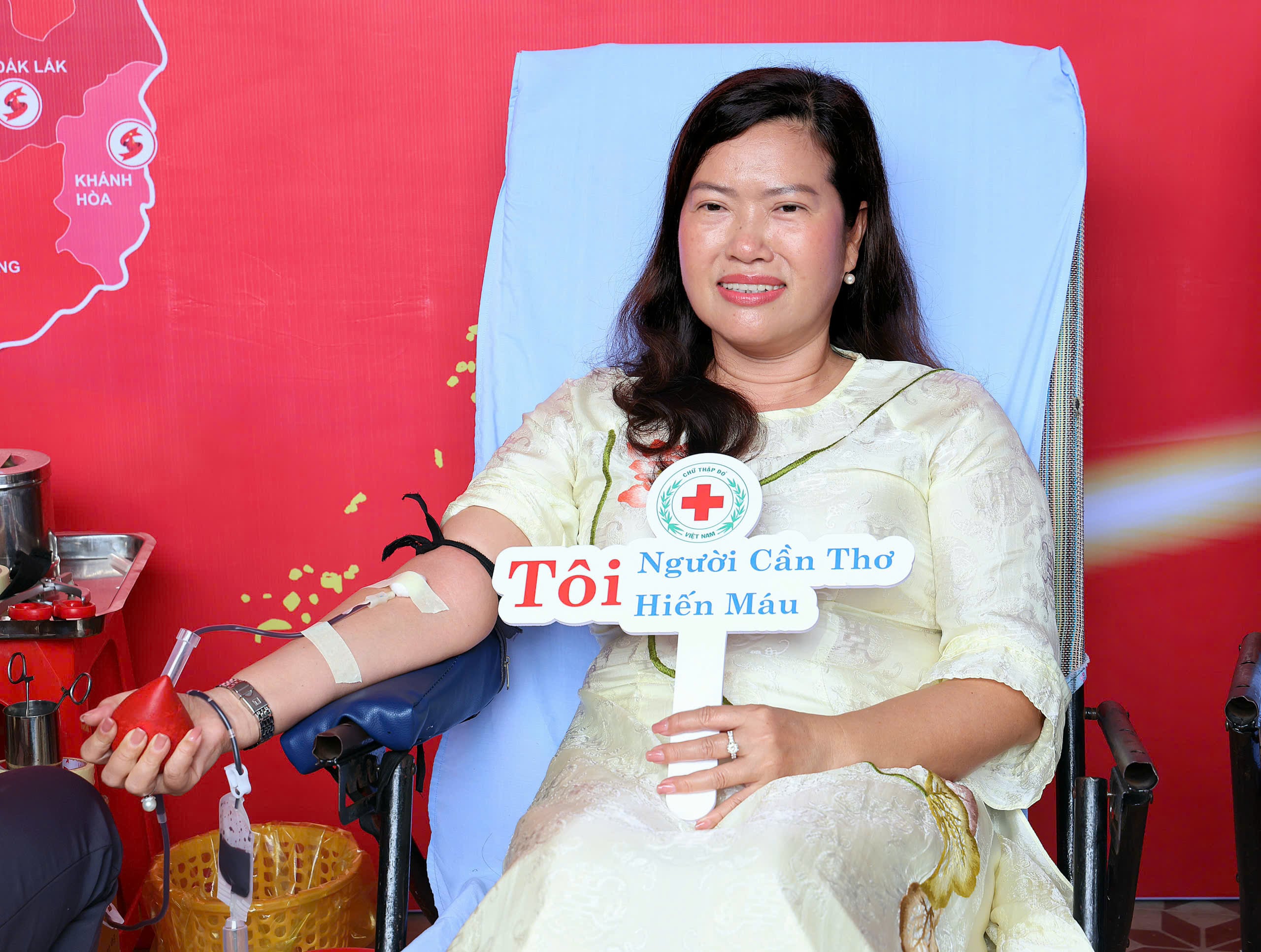 Bà Nguyễn Thị Ngọc Điệp - Thành ủy viên, Phó Chủ tịch UBND TP. Cần Thơ tham gia hiến máu tình nguyện.