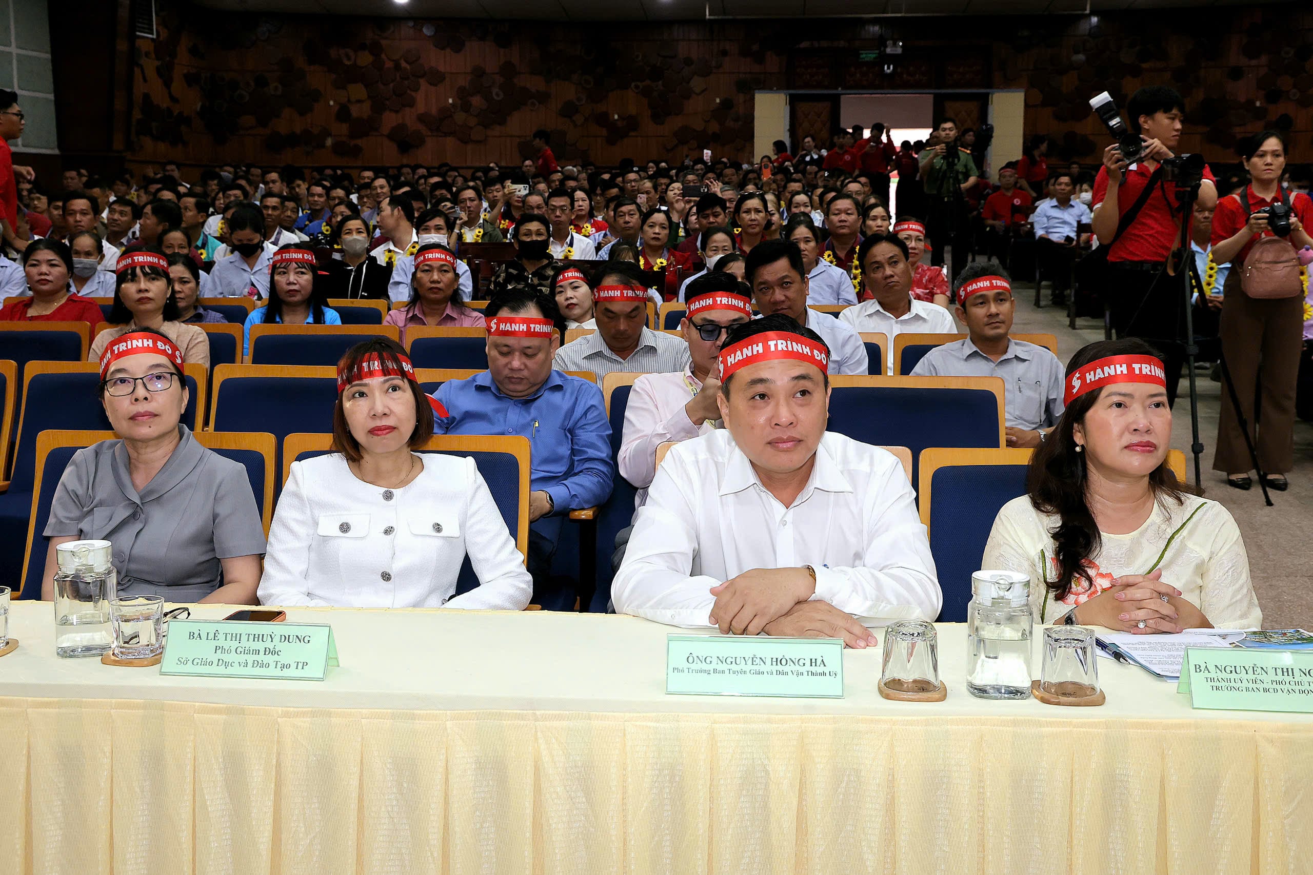 Bà Nguyễn Thị Ngọc Điệp (bìa phải) - Thành ủy viên, Phó Chủ tịch UBND TP. Cần Thơ tham dự chương trình.