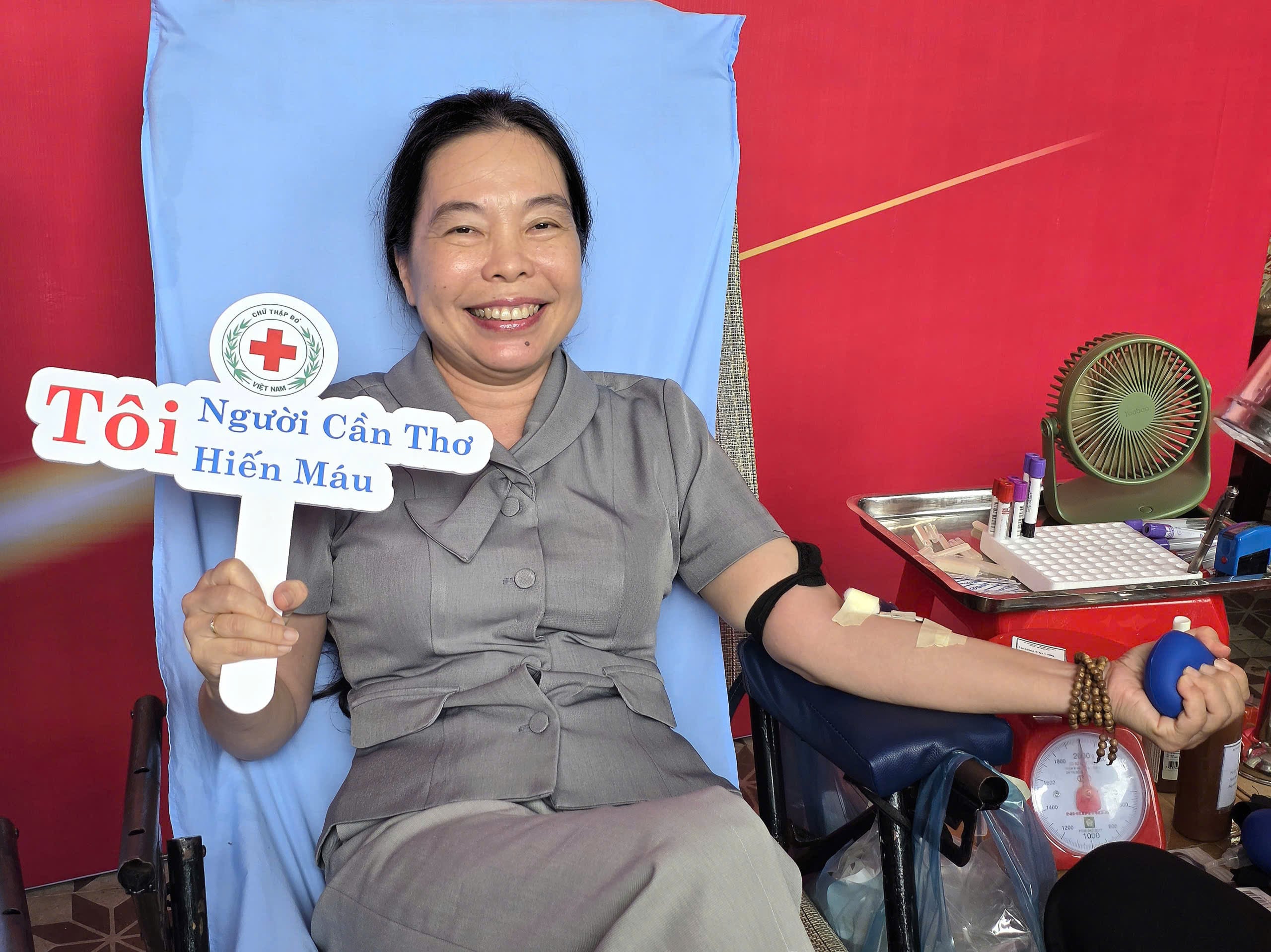 Bà Lê Mỹ Hạnh - Phó Giám đốc Sở Khoa học và Công nghệ TP. Cần Thơ tham gia hiến máu tình nguyện.