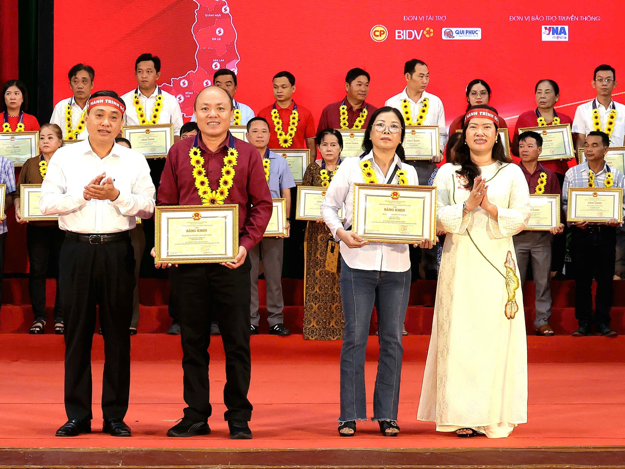 Bà Nguyễn Thị Ngọc Điệp - Thành ủy viên, Phó Chủ tịch UBND TP. Cần Thơ và ông Nguyễn Hồng Hà - Phó Trưởng ban Ban Tuyên giáo và Dân vận Thành uỷ trao Bằng khen của Chủ tịch UBND TP cho các cá nhân.