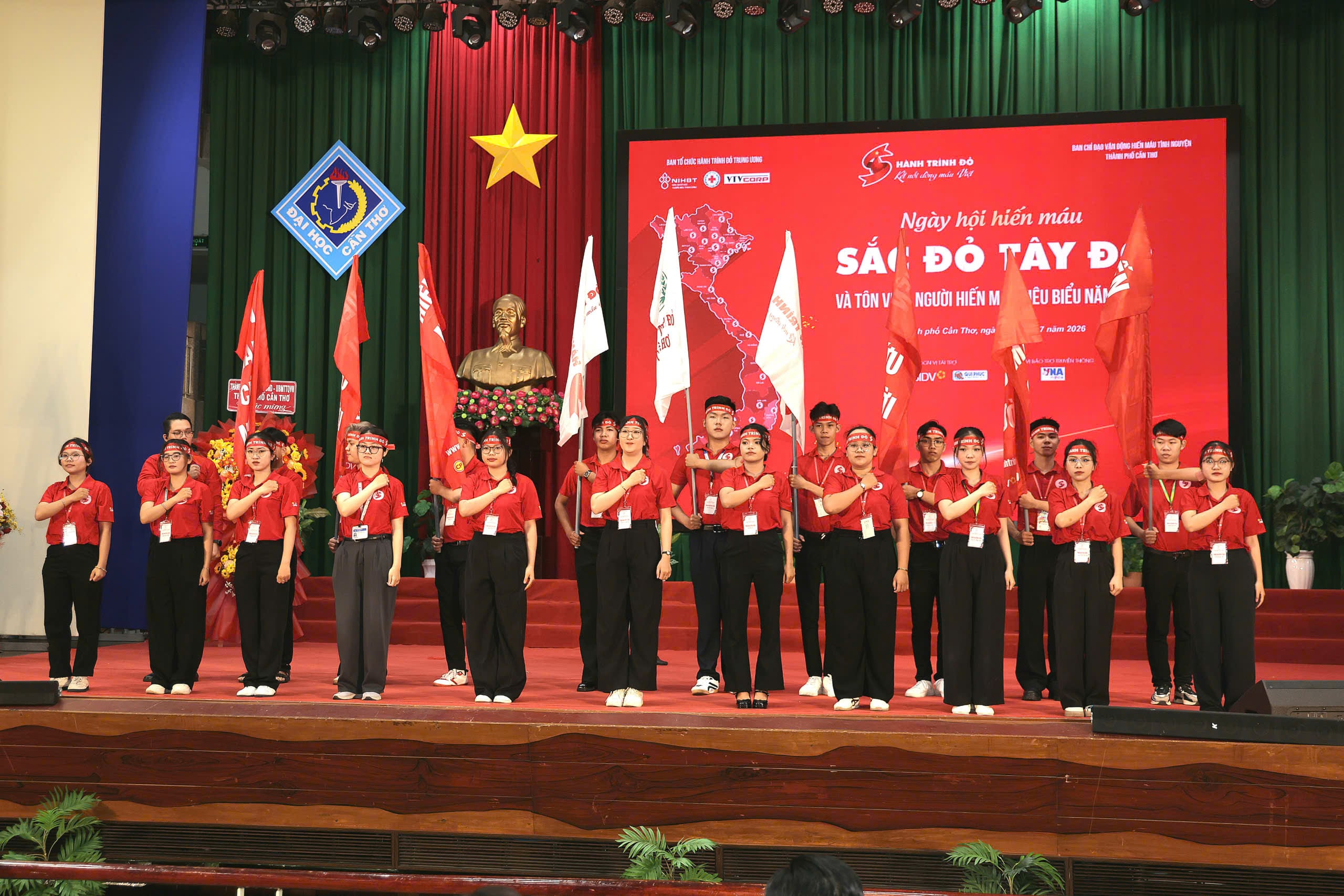 Các tình nguyện viên Chữ thập đỏ hô khẩu hiệu hưởng ướng chương trình Hành Trình đỏ tại TP. Cần Thơ.