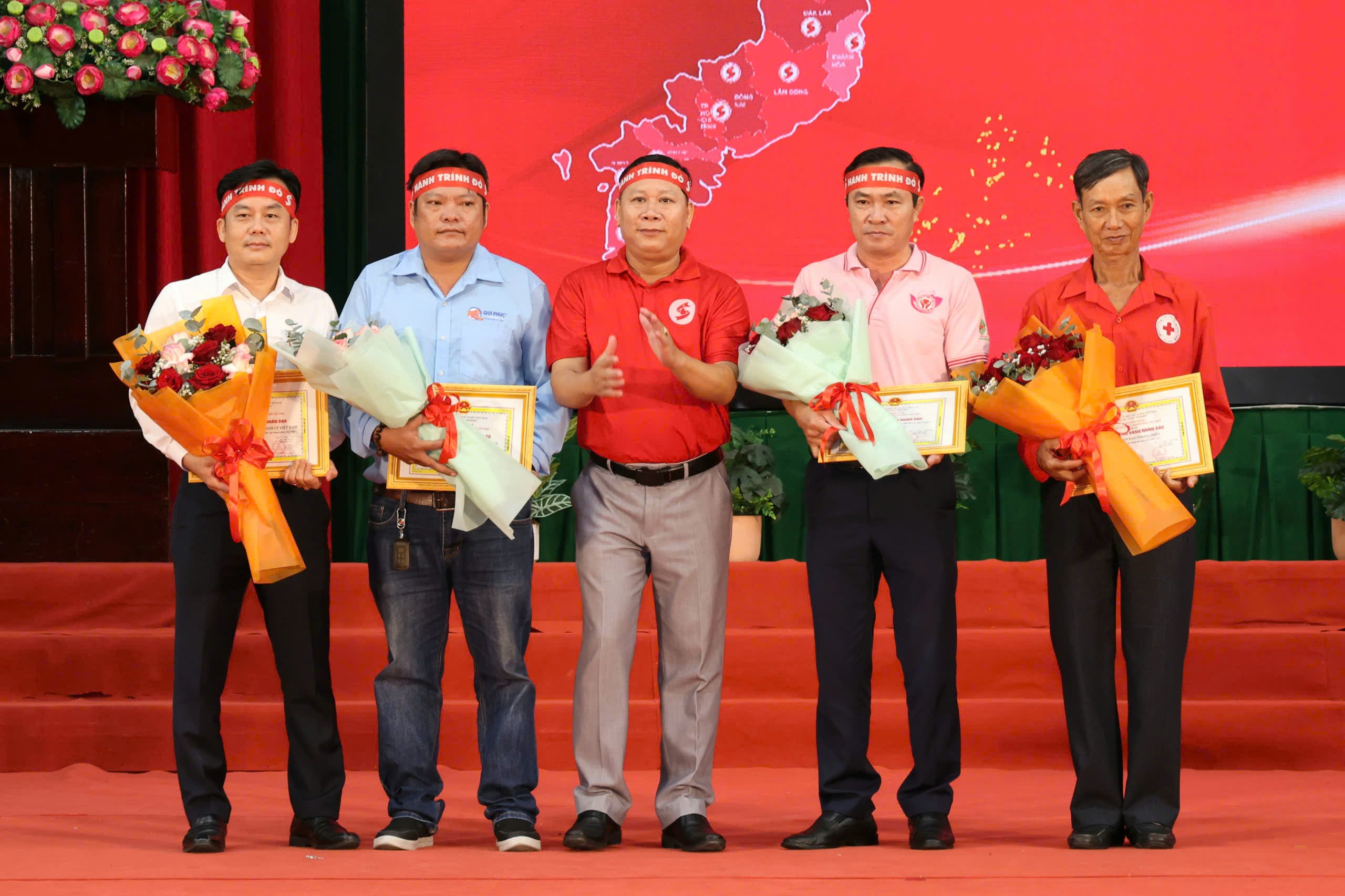 Ông Lê Nguyễn Sinh Nhựt - Phó Chủ tịch Ủy ban MTTQVN TP, Chủ tịch Hội Chữ thập đỏ TP. Cần Thơ trao thư cám ơn, hoa cho các đơn vị tài trợ.