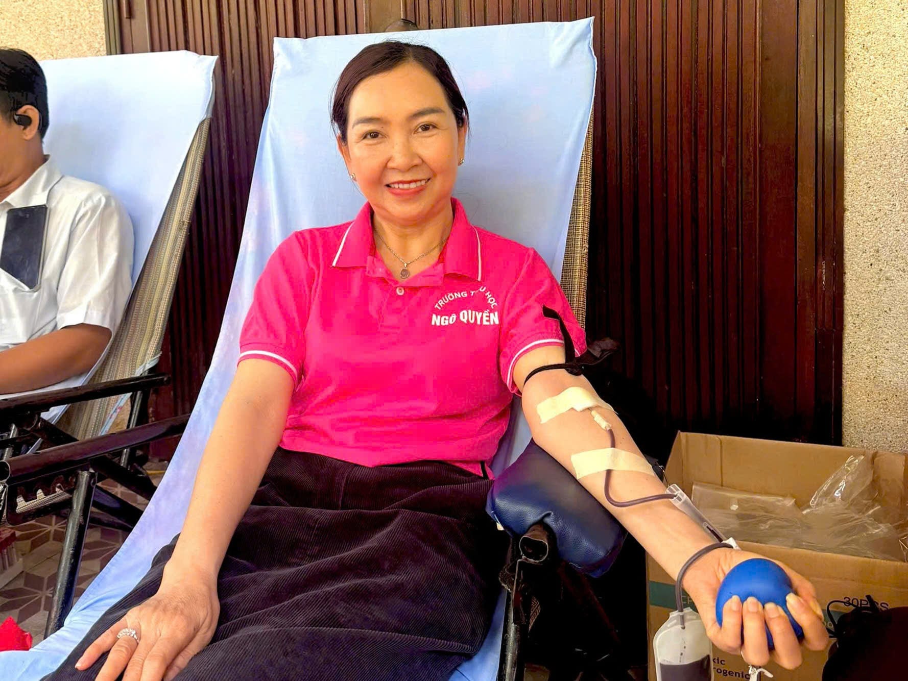 Cô Mạch Lệ Xuân - Hiệu trưởng Trường Tiểu học Ngô Quyền, phường Ninh Kiều tham gia hiến máu tình nguyện.