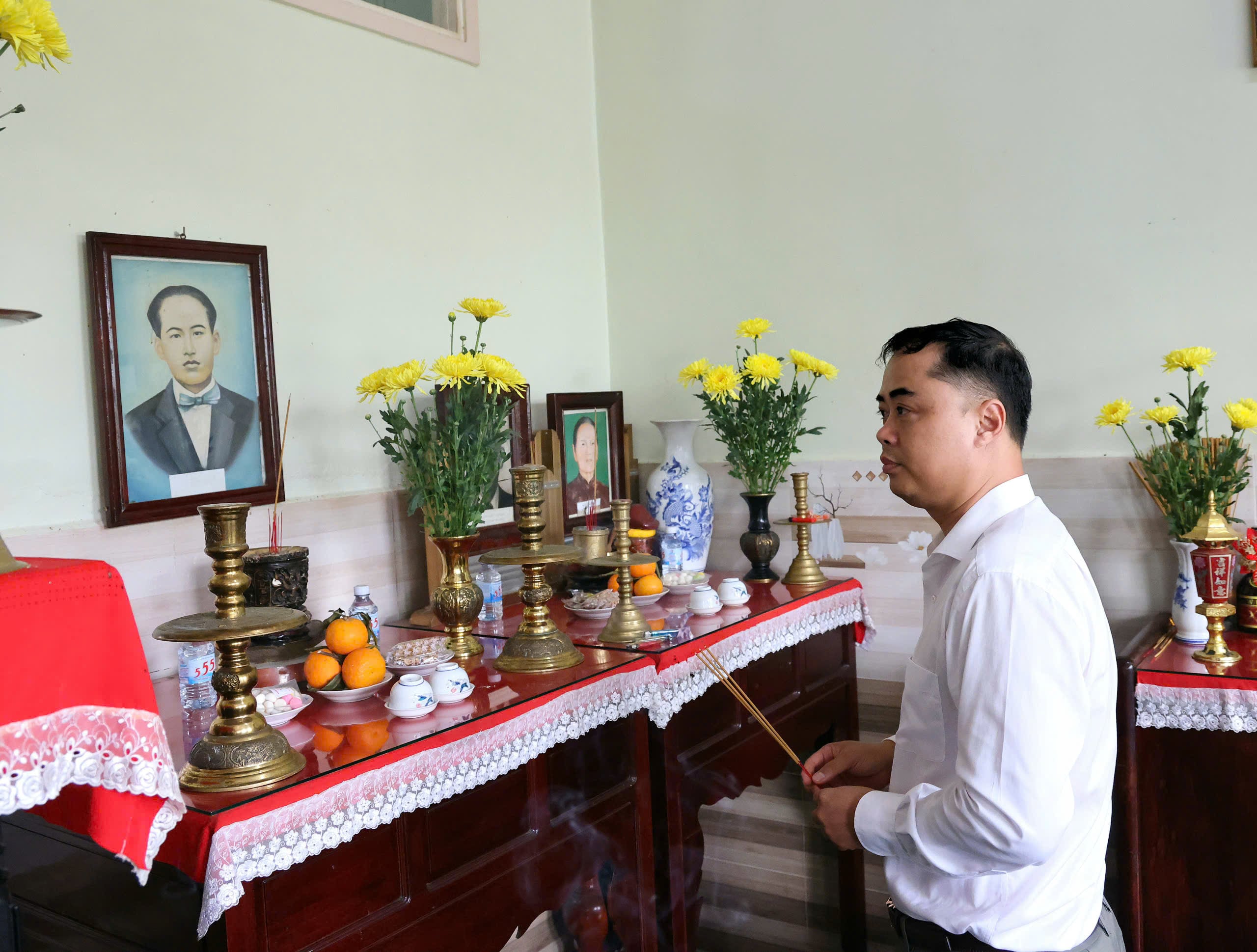 Ông Lê Minh Hải Hậu - Chủ tịch UBND phường Ô Môn thắp hương tri ân, tưởng nhớ cố Bí thư An Nam Cộng sản Đảng Châu Văn Liêm.