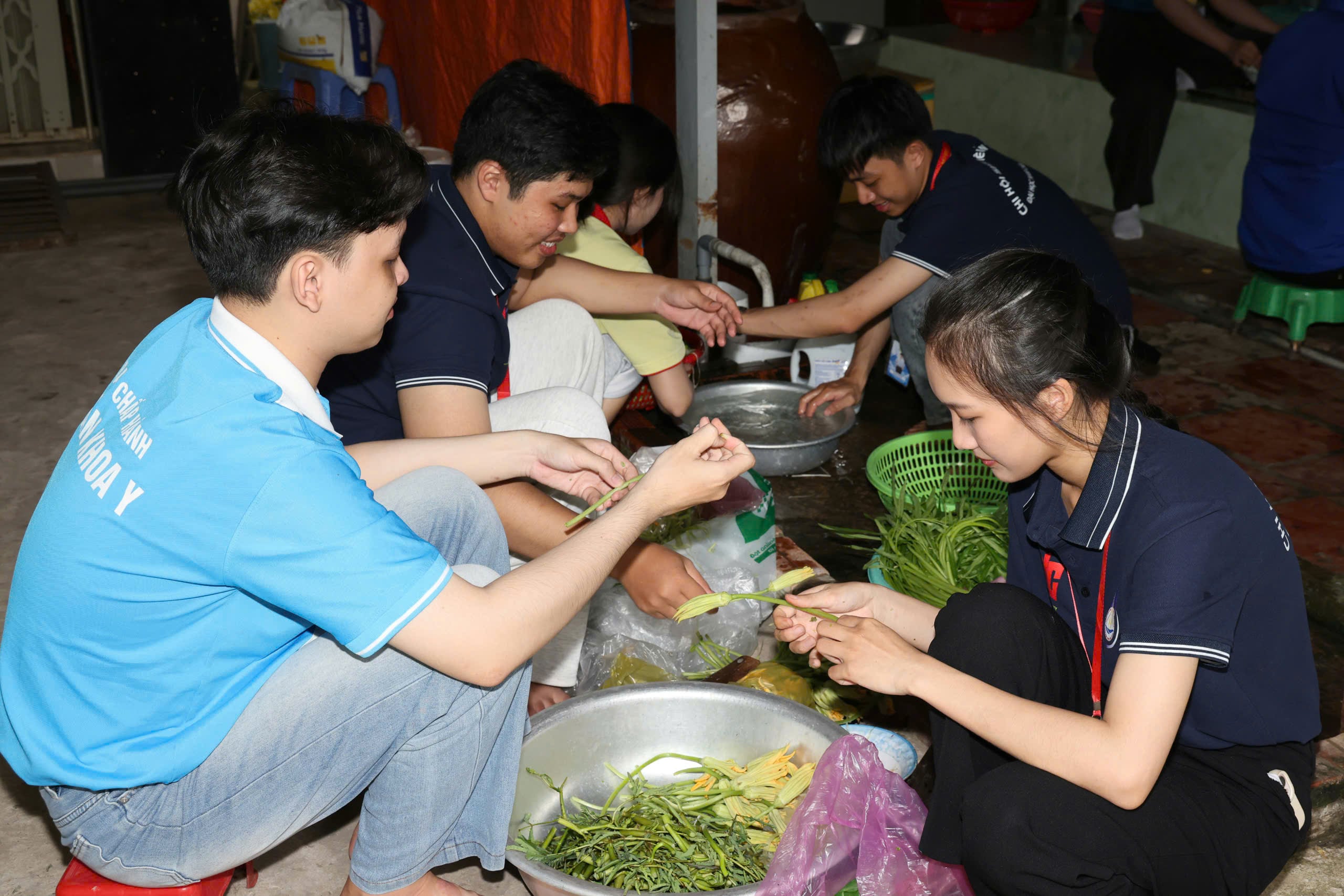 Tại gian bếp nhỏ, sinh viên tình nguyện Trường Đại học Nam Cần Thơ, cùng các em học sinh Trường THPT Châu Văn Liêm đã tự tay vào bếp chuẩn bị mâm cơm.
