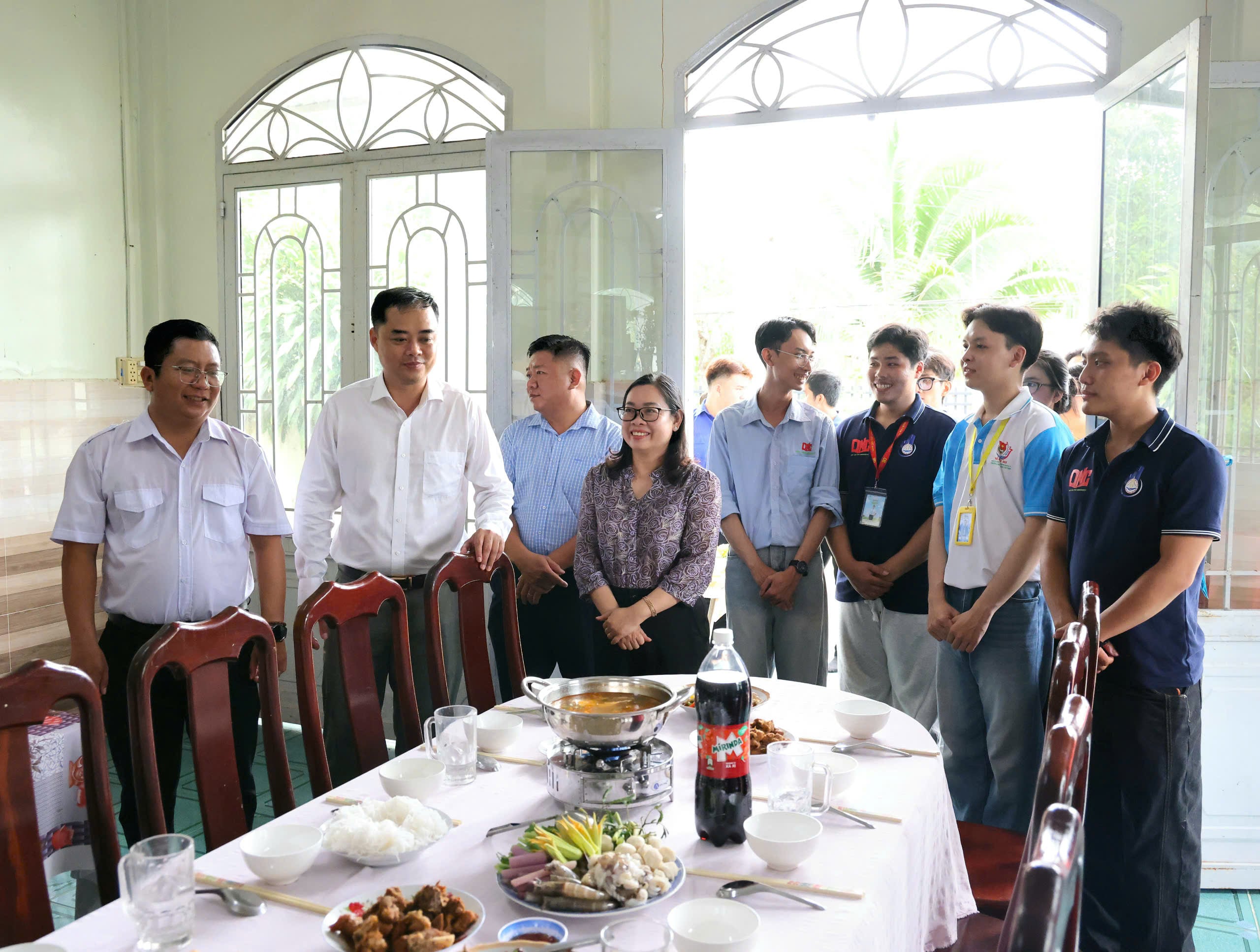 Anh Trần Việt Tuấn - Phó Bí thư Thành Đoàn, Chủ tịch Hội Sinh viên Việt Nam TP. Cần Thơ; ông Lê Minh Hải Hậu - Chủ tịch UBND phường Ô Môn, đại diện các ban ngành địa phương đến thăm hỏi, động viên gia đình bà Châu Thị Hài - cháu và là người thờ tự của cố Bí thư An Nam Cộng sản Đảng Châu Văn Liêm.