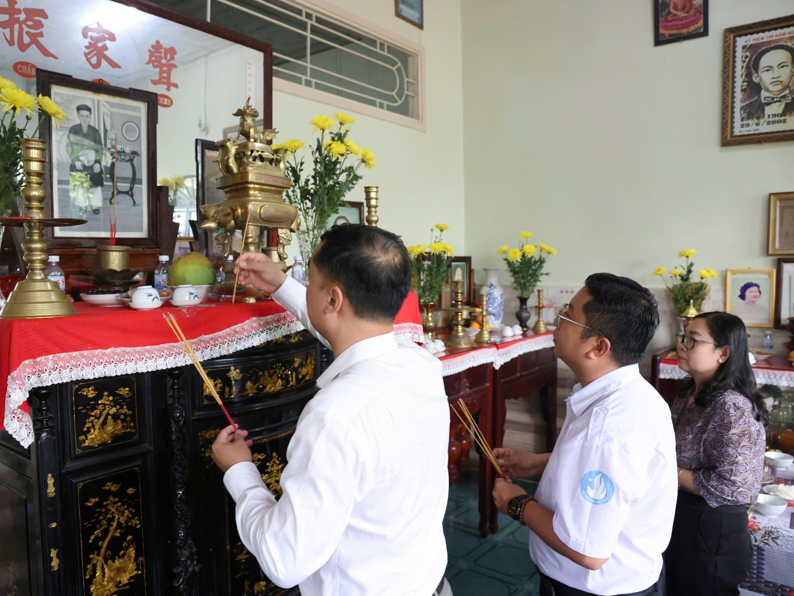 Lãnh đạo Thành Đoàn Cần Thơ và phường Ô Môn thắp hương tri ân, tưởng nhớ cố Bí thư An Nam Cộng sản Đảng Châu Văn Liêm.