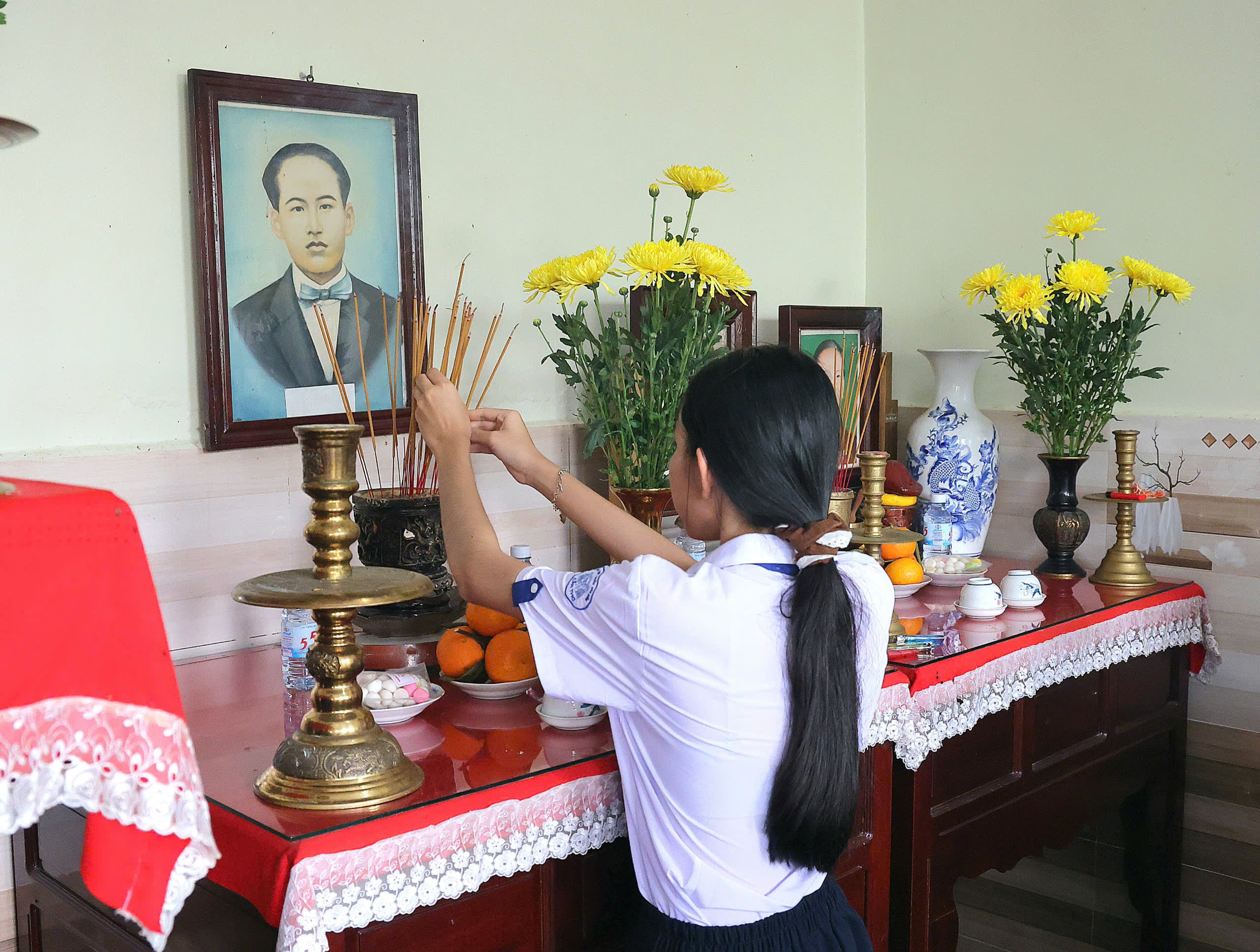 Học sinh Trường THPT Châu Văn Liêm, phường Ninh Kiều thắp hương tri ân, tưởng nhớ cố Bí thư An Nam Cộng sản Đảng Châu Văn Liêm.
