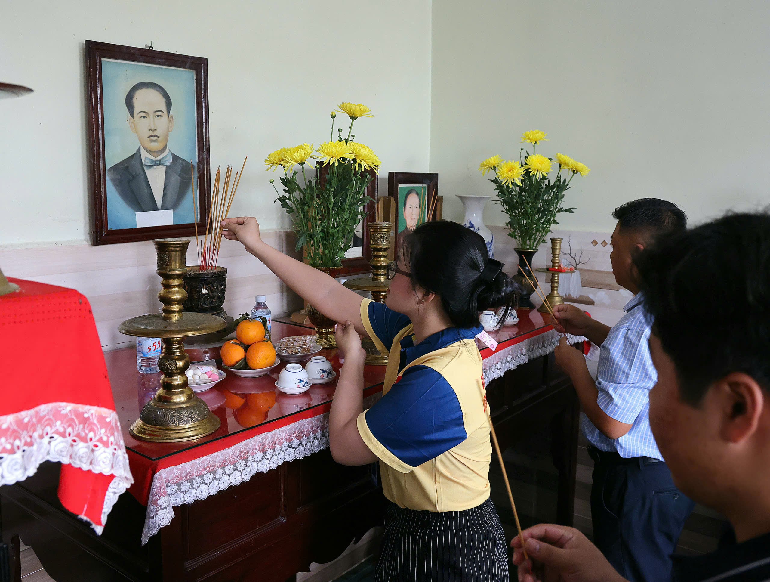 Sinh viên Chi hội Sinh viên Cần Thơ 2 (thuộc Liên Chi hội Sinh viên Cần Thơ) và Đoàn Khoa Y, Trường Đại học Nam Cần Thơ thắp hương tri ân, tưởng nhớ cố Bí thư An Nam Cộng sản Đảng Châu Văn Liêm.