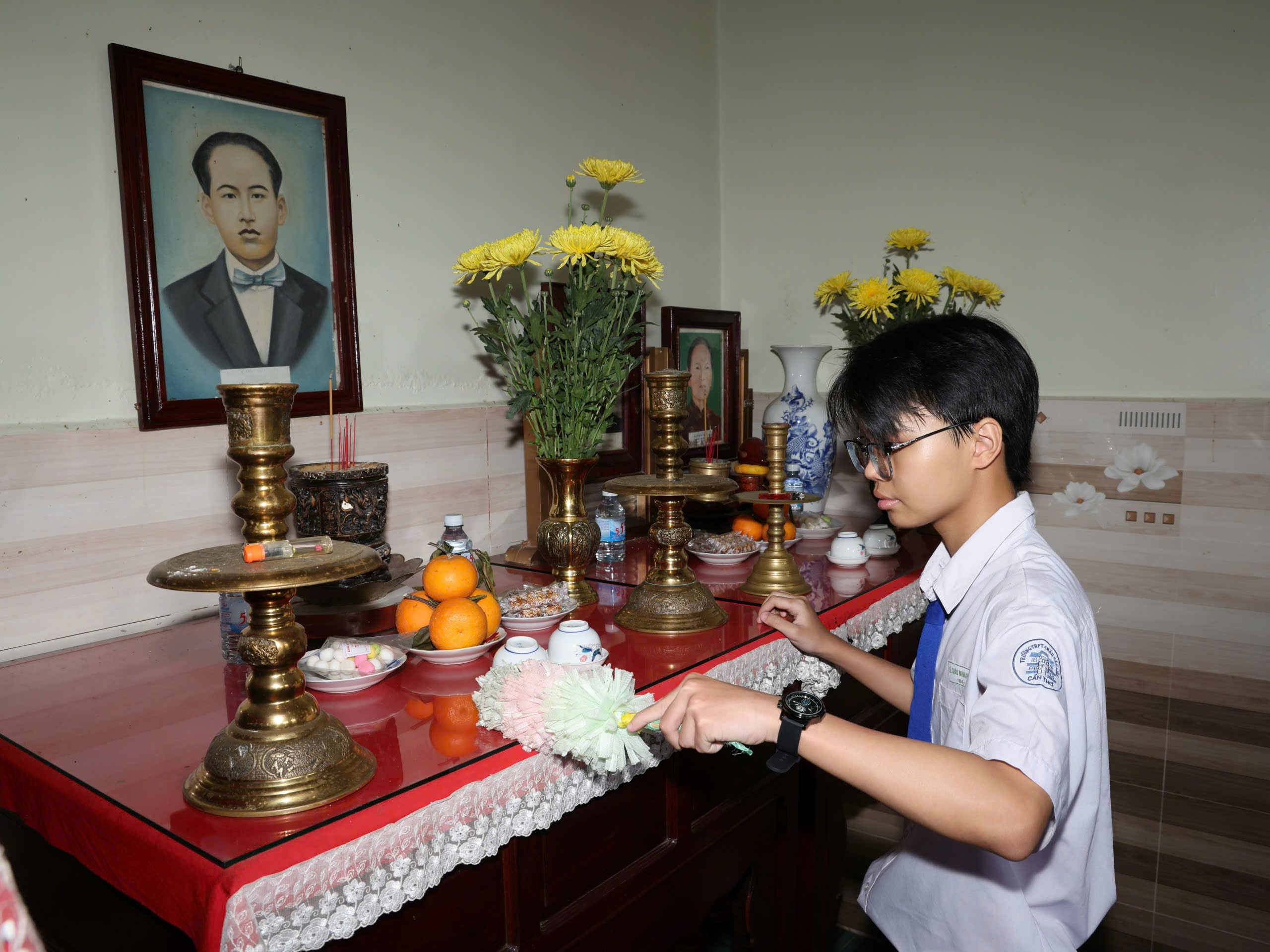 Các em học sinh Trường THPT Châu Văn Liêm cùng lau dọn ban thờ, nhà cửa, chuẩn bị thực phẩm để nấu “Bữa cơm tri ân”.