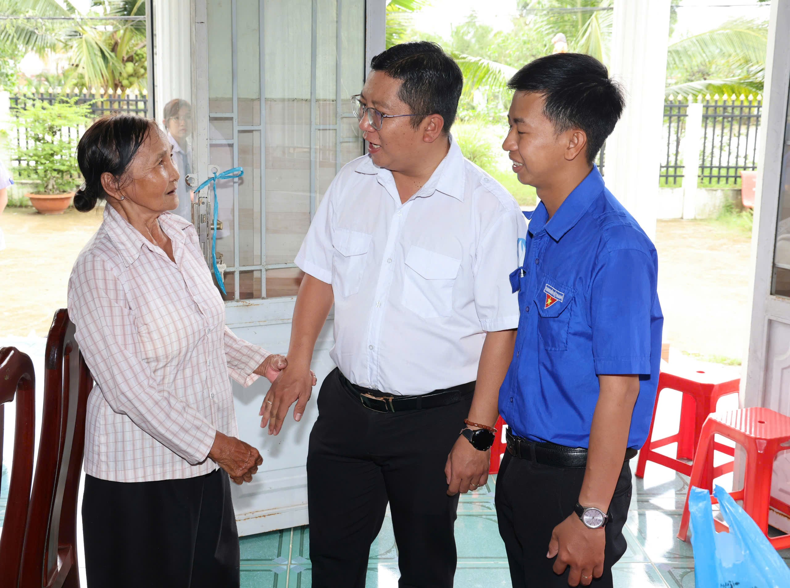 Anh Trần Việt Tuấn - Phó Bí thư Thành Đoàn, Chủ tịch Hội Sinh viên Việt Nam TP. Cần Thơ thăm hỏi bà Châu Thị Hài - cháu và là người thờ tự của cố Bí thư An Nam Cộng sản Đảng Châu Văn Liêm.