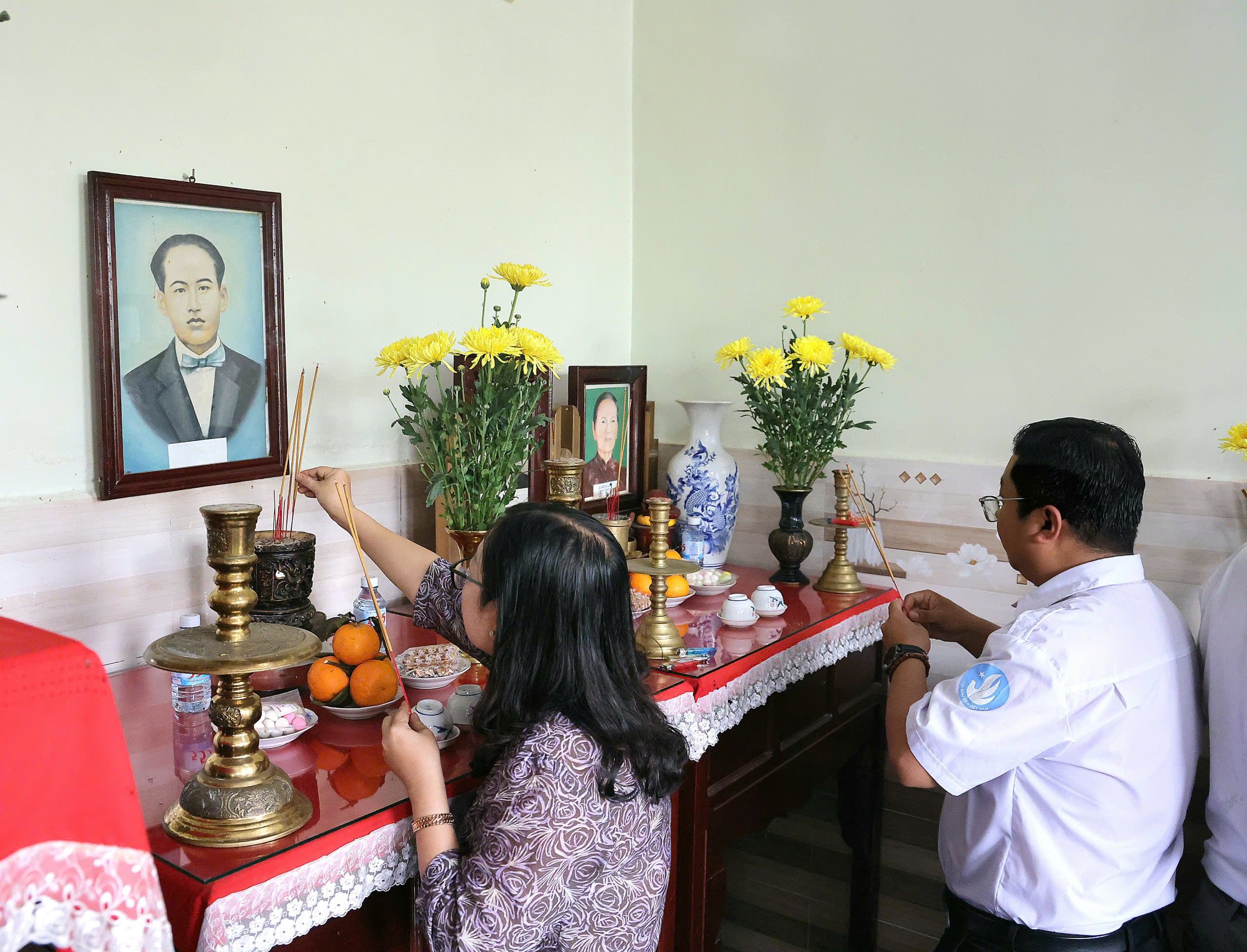 Anh Trần Việt Tuấn - Phó Bí thư Thành Đoàn, Chủ tịch Hội Sinh viên Việt Nam TP. Cần Thơ và bà Lê Thị Bích Hạnh - Ủy viên BTV Đảng ủy, Chủ tịch Ủy ban MTTQ Việt Nam phường Ô Môn thắp hương tri ân, tưởng nhớ cố Bí thư An Nam Cộng sản Đảng Châu Văn Liêm.