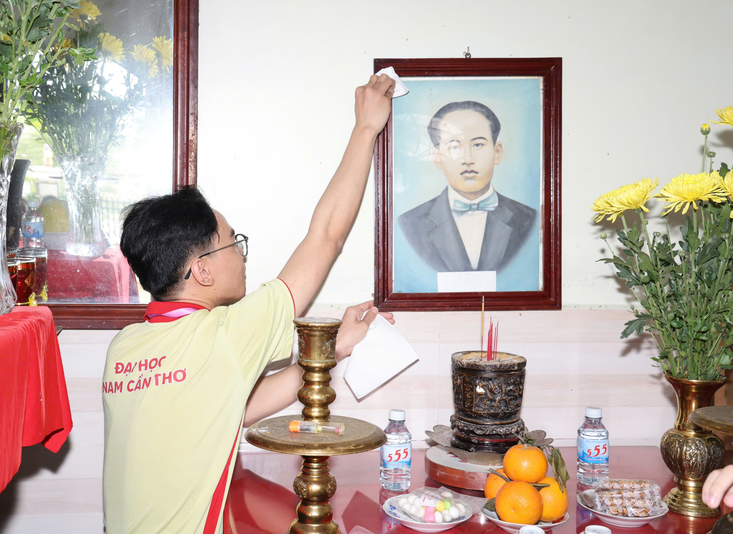 Các bạn đoàn viên, sinh viên tình nguyện trường Đại học Nam Cần Thơ lau dọn ban thờ, nhà cửa, chuẩn bị thực phẩm để nấu “Bữa cơm tri ân”.