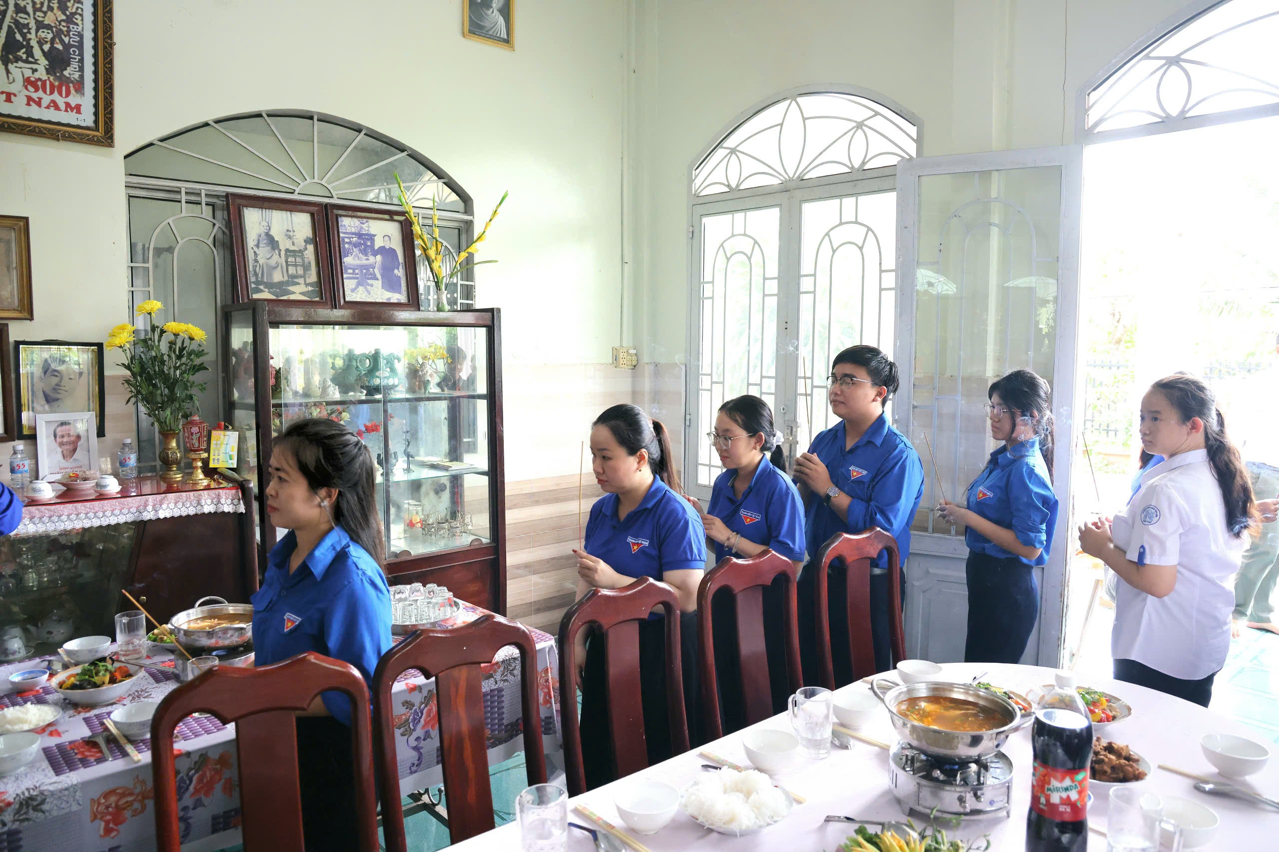Chị Lâm Thị Trúc Ly - Bí thư Đoàn TNCS HCM Trường THPT Châu Văn Liêm, cùng các em học sinh thắp hương tri ân, tưởng nhớ cố Bí thư An Nam Cộng sản Đảng Châu Văn Liêm.