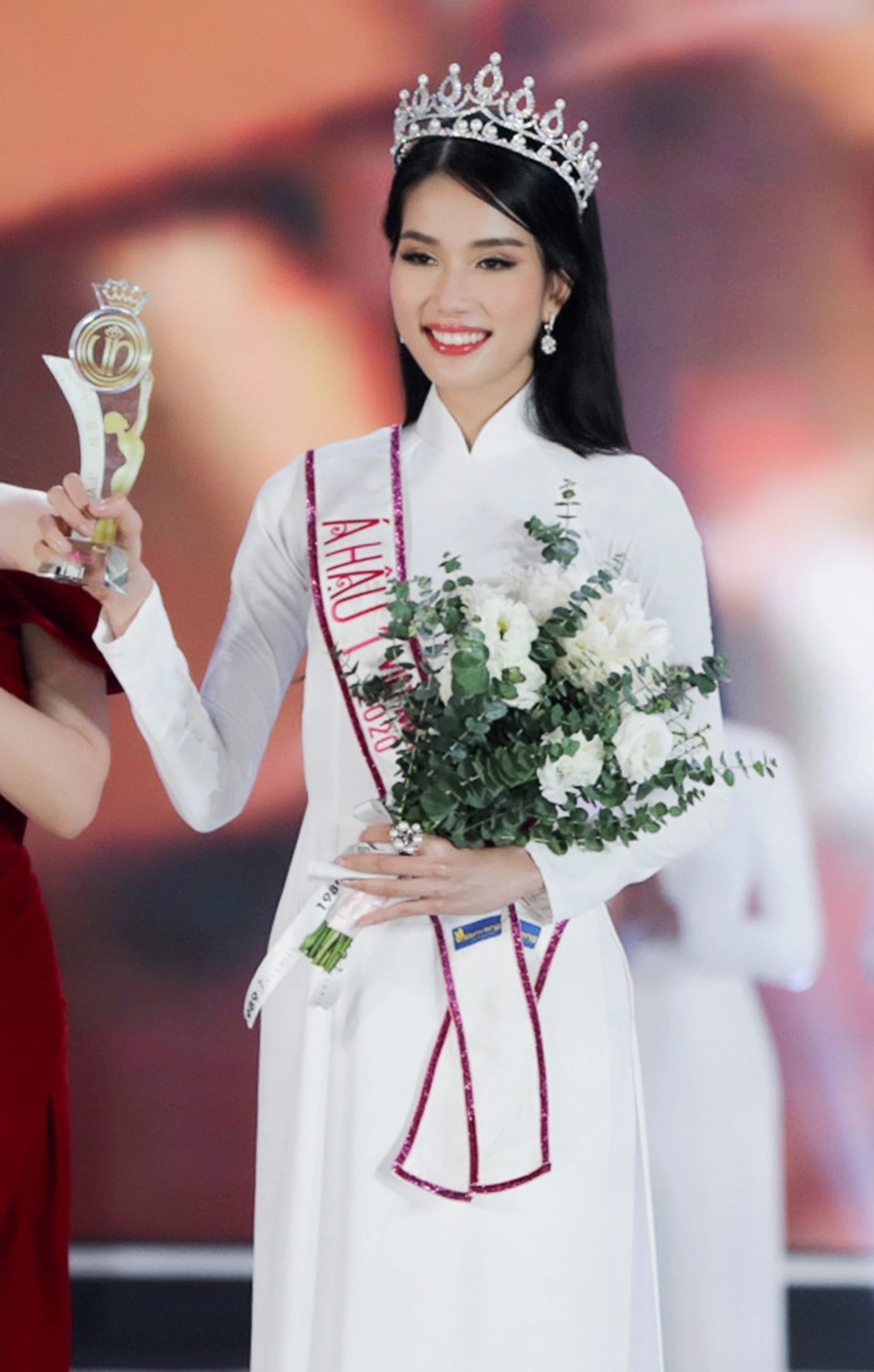 Nàng Hậu có học vấn đỉnh nhất nhì showbiz Việt làm giảng viên 2