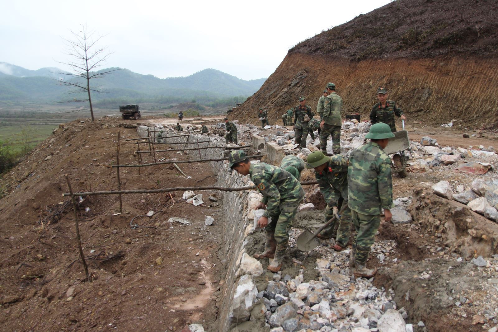 tham-gia-bao-ve-cong-trinh-quoc-phong-duoc-huong-tro-cap